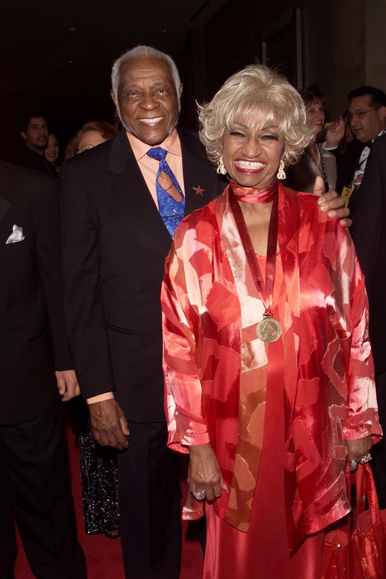 Celia Cruz y su marido Pedro Knight en el Tributo a la Persona del Año de la Academia Latina 2001 en honor a Julio Iglesias, en el Hotel Beverly Hilton de Los Ángeles, California, en septiembre de 2001 || Fuente: Getty Images Celia Cruz y su marido Pedro Knight en el Tributo a la Persona del Año de la Academia Latina 2001 en honor a Julio Iglesias, en el Hotel Beverly Hilton de Los Ángeles, California, en septiembre de 2001 || Fuente: Getty Images