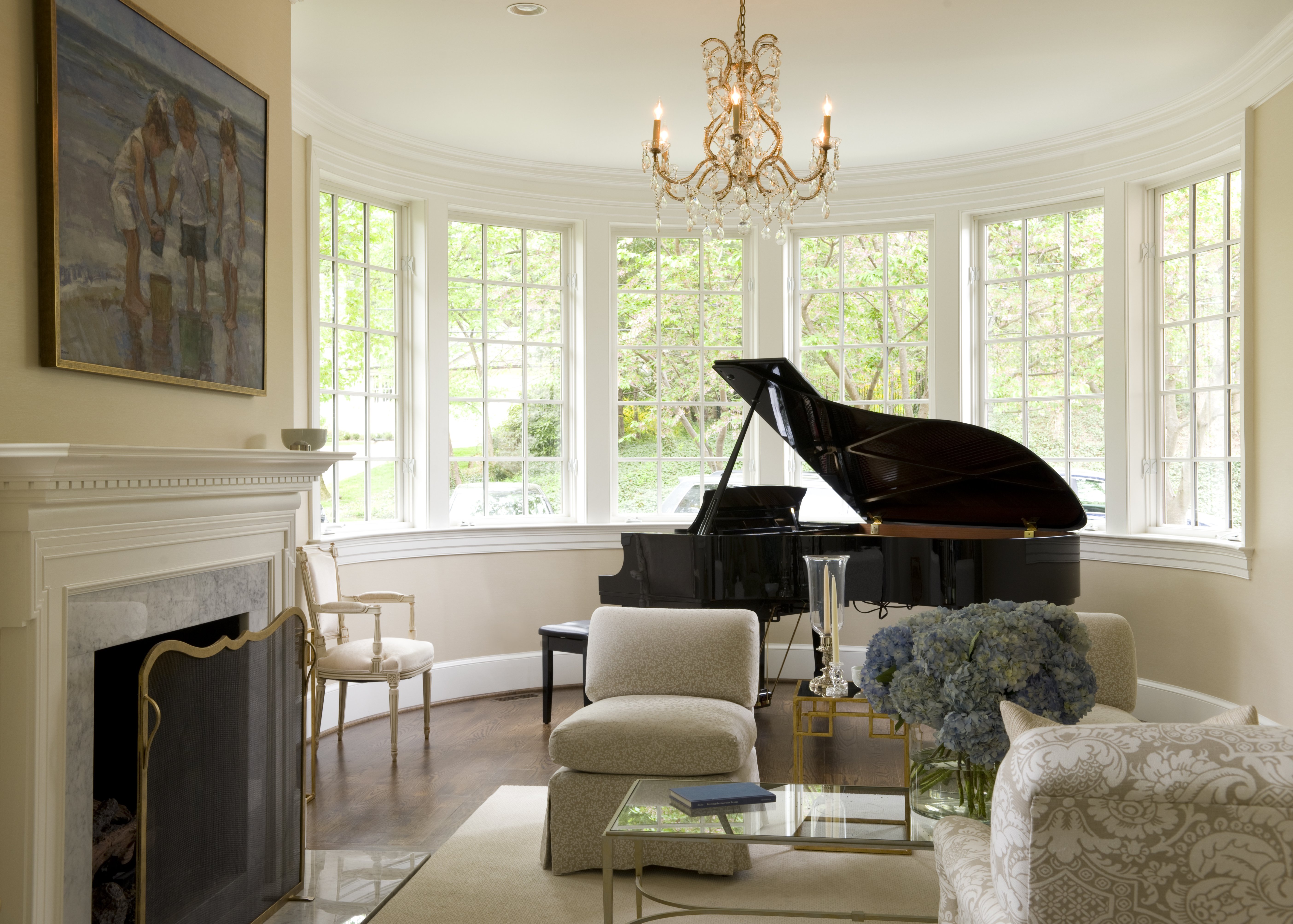 Geoff Tracy and Norah O'Donnell's piano room that features a chandelier and a marble fireplace. | Photo: Getty Images