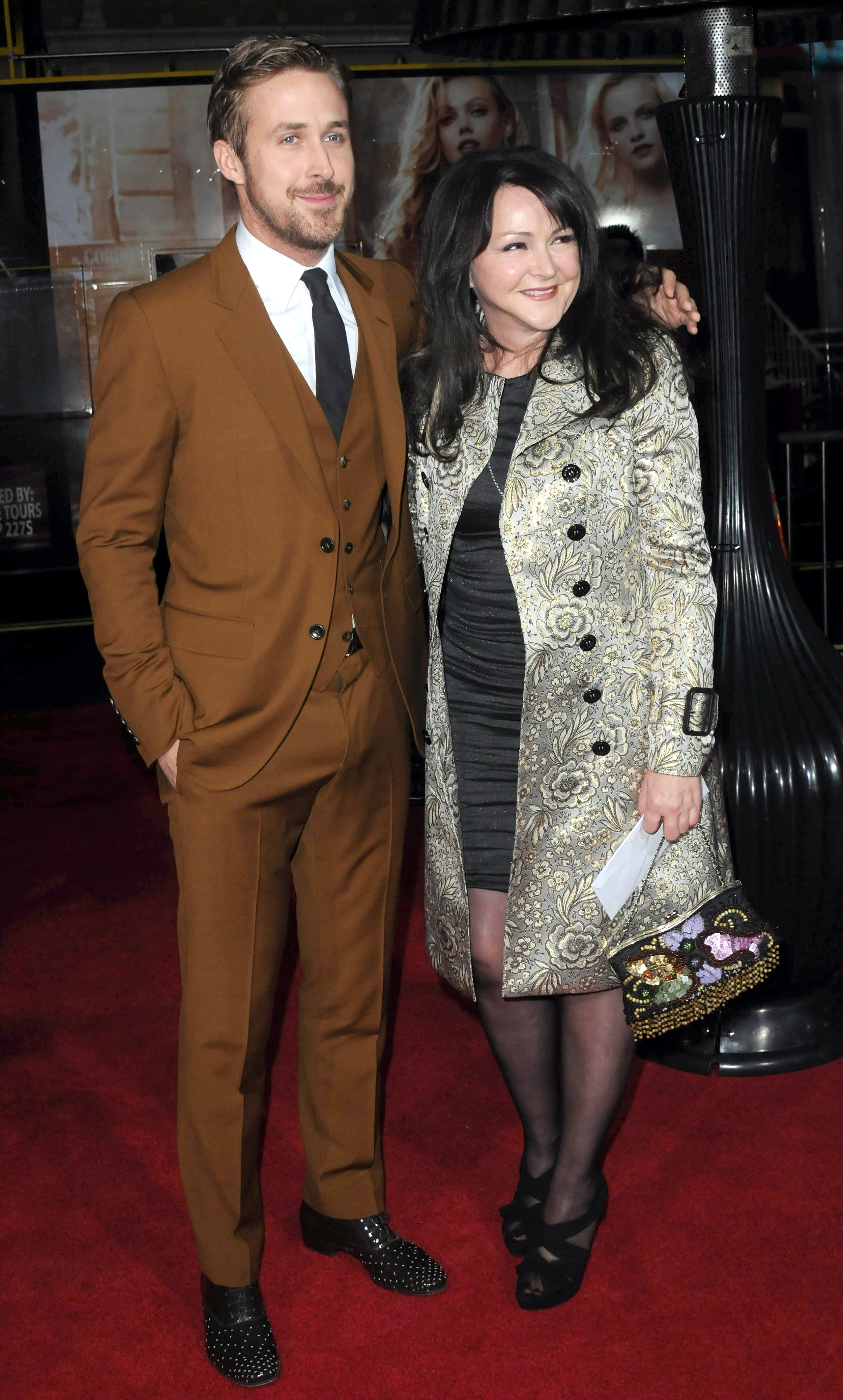 Schauspieler Ryan Gosling und Mutter Donna Gosling in Hollywood, Kalifornien am 7. Januar 2013 | Quelle: Getty Images