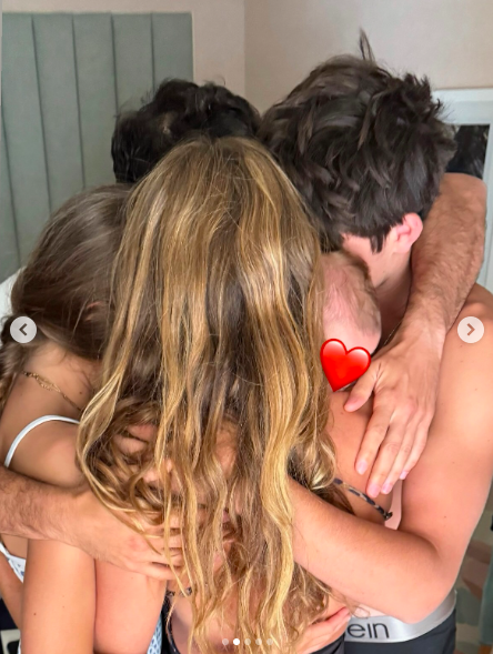 Gisele Bündchen in a group hug with all her kids and a loved one. | Source: Instagram/gisele