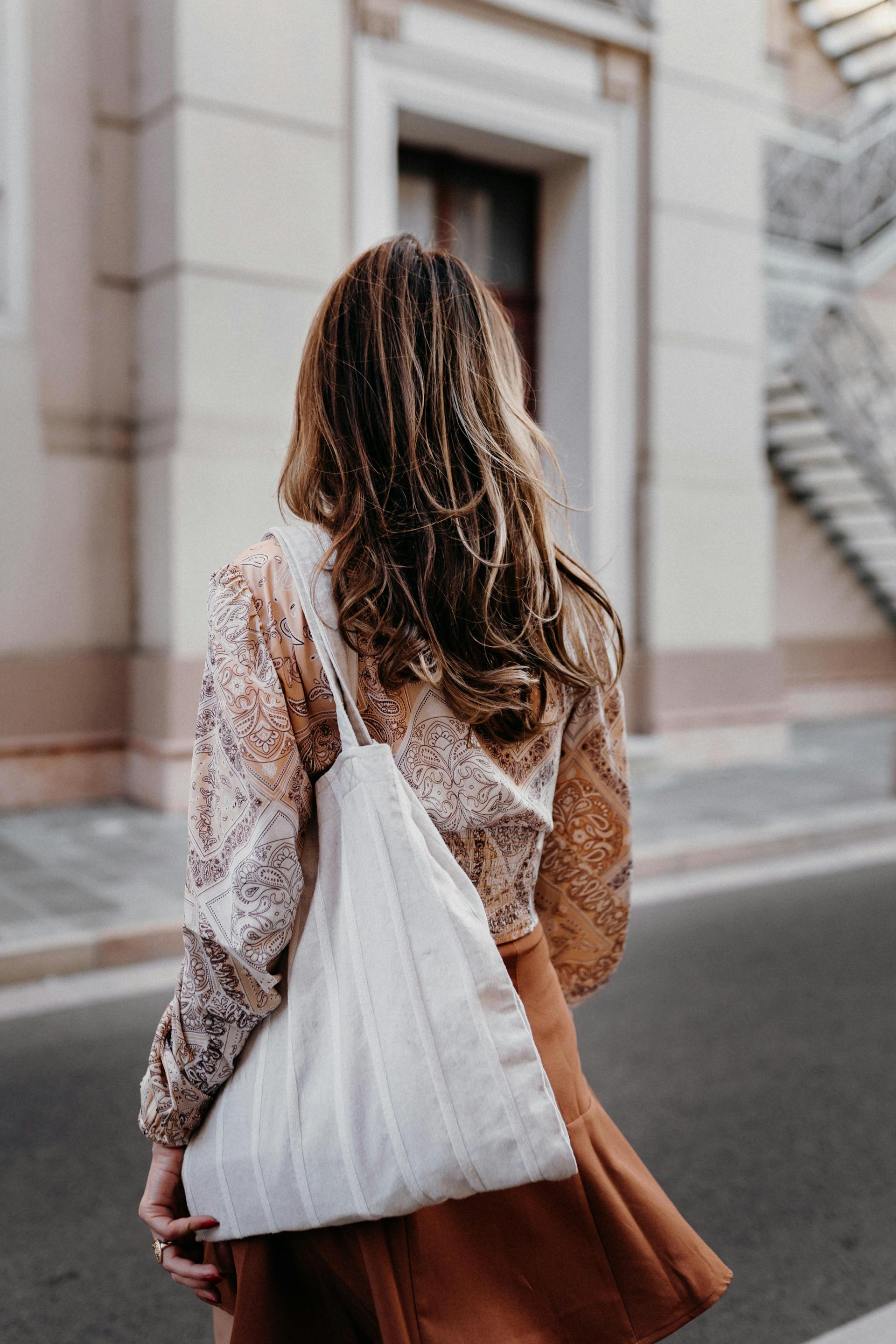 A woman with a tote bag on her shoulder | Source: Pexels