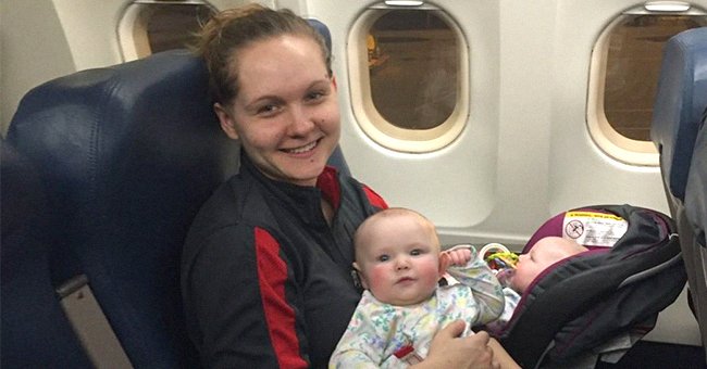 Molly Schultz hält ihre 7 Monate alten Zwillinge in einem Flugzeug. | Quelle: Instagram.com/triedandtruemama