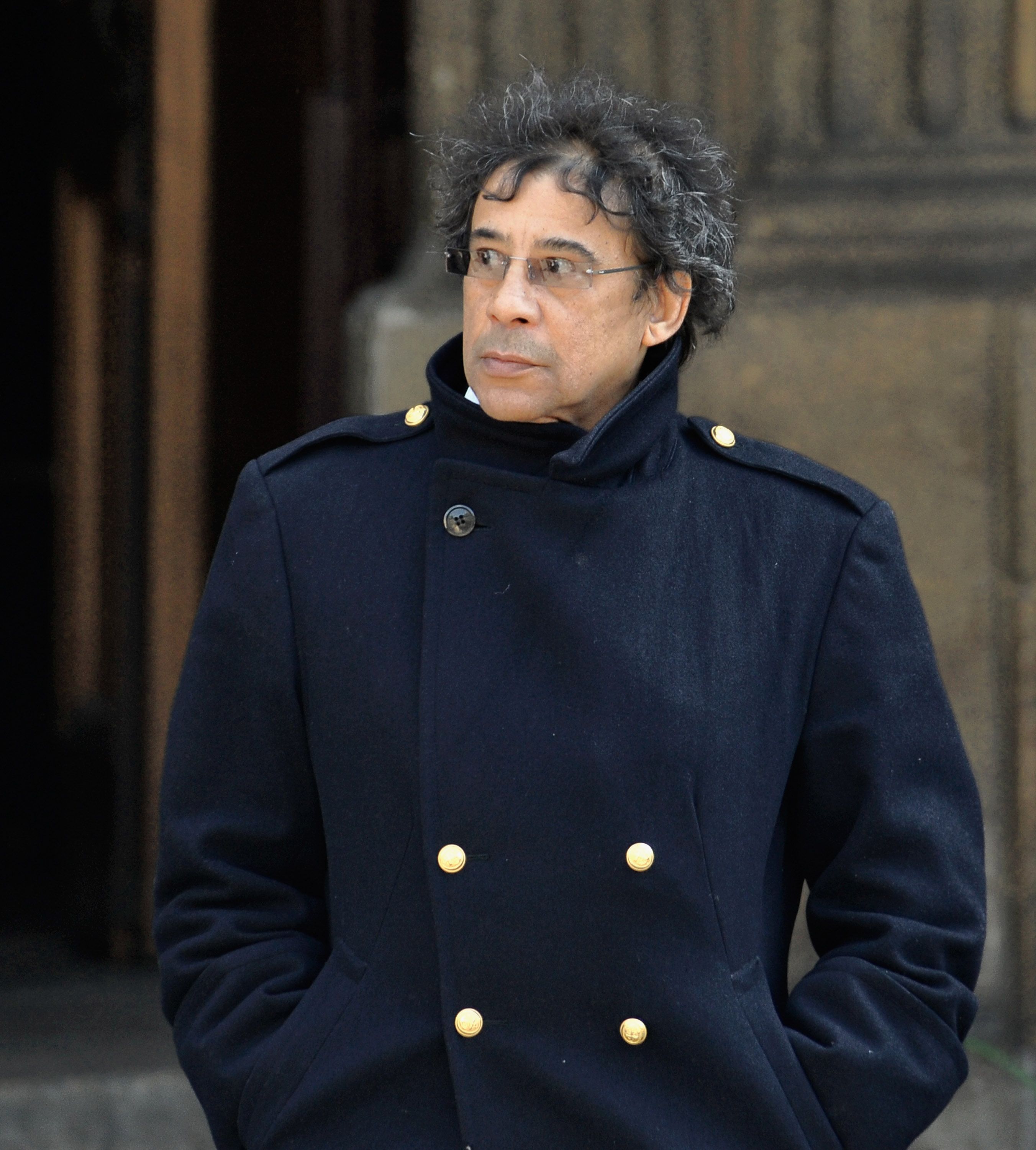 Laurent Voulzy quitte l'église Saint-Germain-des-Prés après une messe funèbre pour le chanteur et compositeur français Alain Bashung le 20 mars 2009 à Paris, France. | Photo : Getty Images