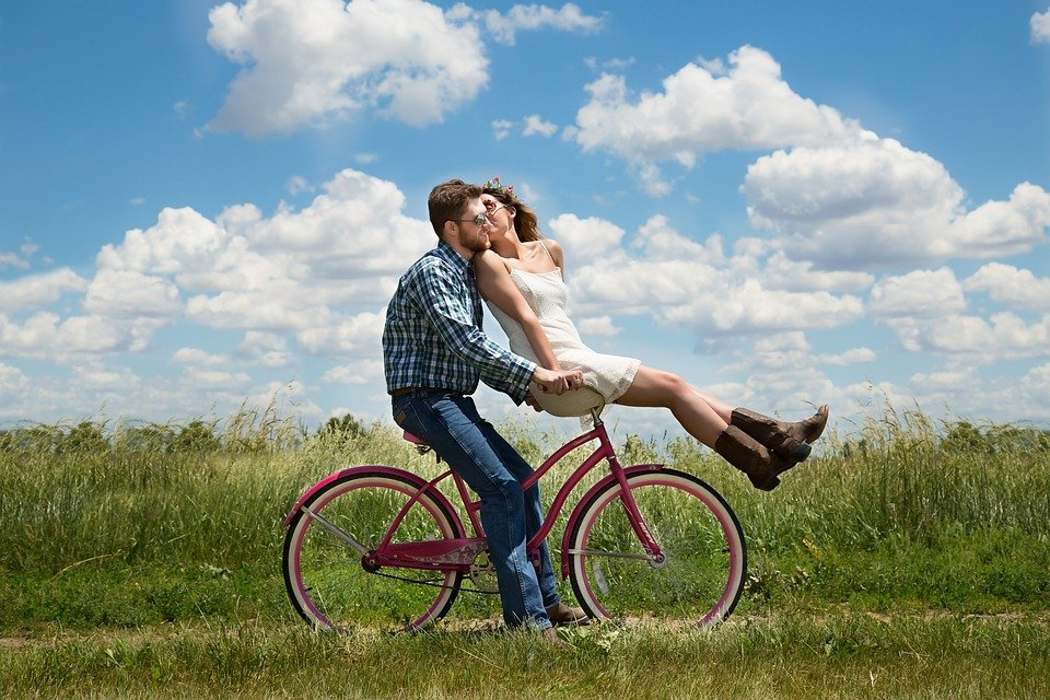 A couple having fun outdoors. | Image: Pixabay