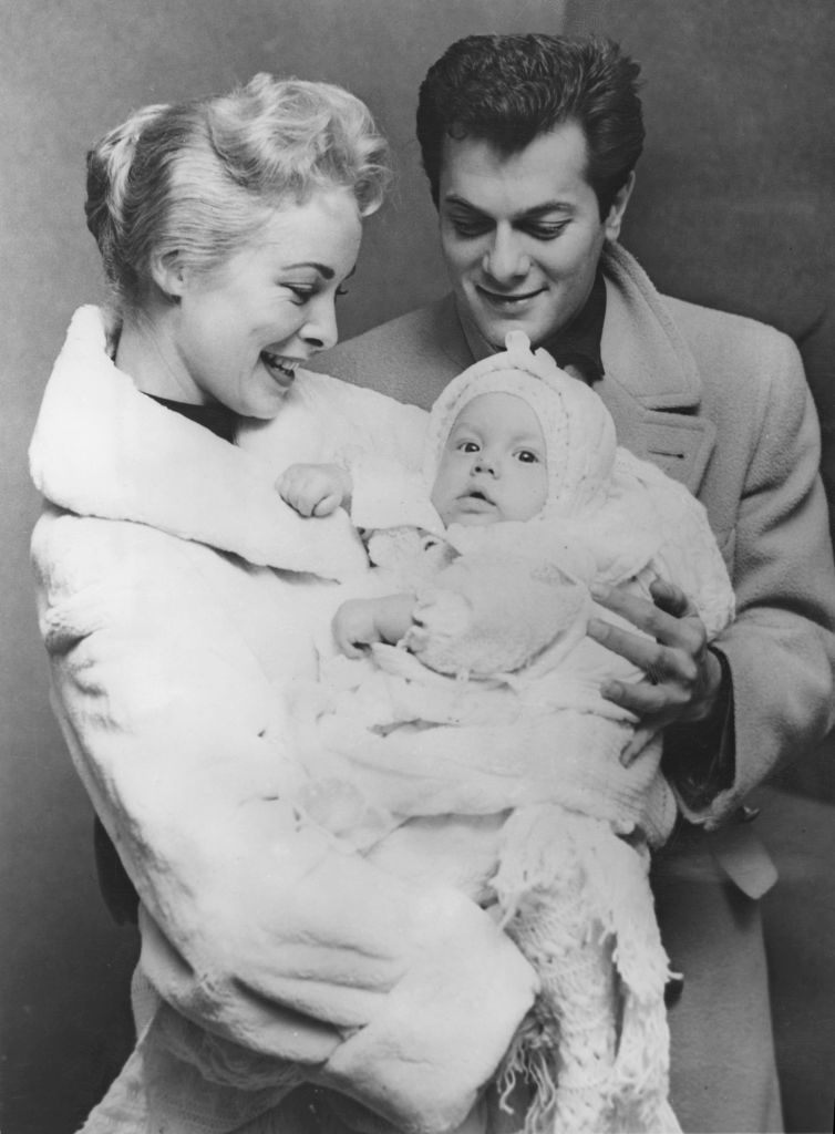 Tony Curtis and Janet Leigh with their six-month-old daughter Kelly Curtis in New York on November 26, 1956 | Photo: Keystone/Hulton Archive/Getty Images