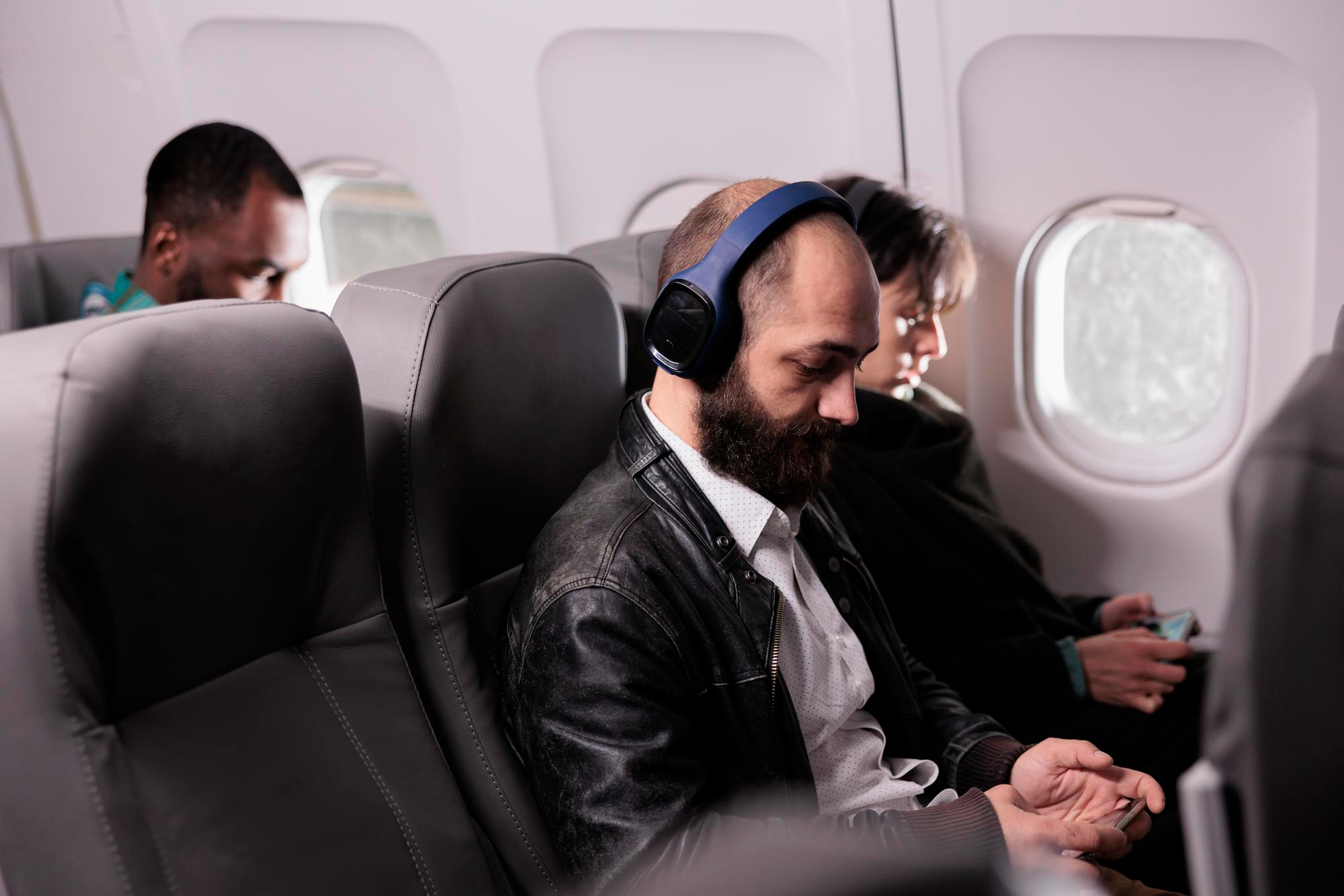 A couple sitting in an airplane | Source: Freepik