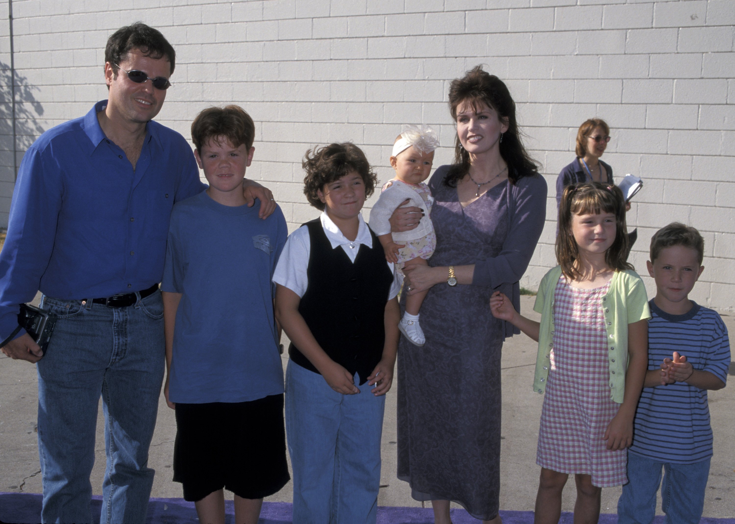 Donny Osmond, Marie Osmond, and children at the Sports Arena in Los Angeles, California, July 2, 1998 | Source: Getty Images