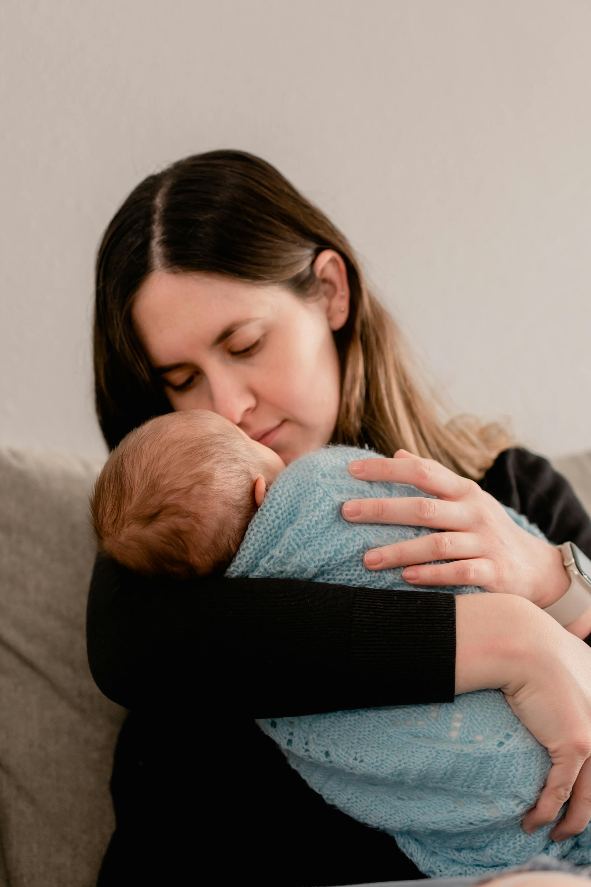 Uma mulher segurando um bebê recém-nascido | Fonte: Pexels