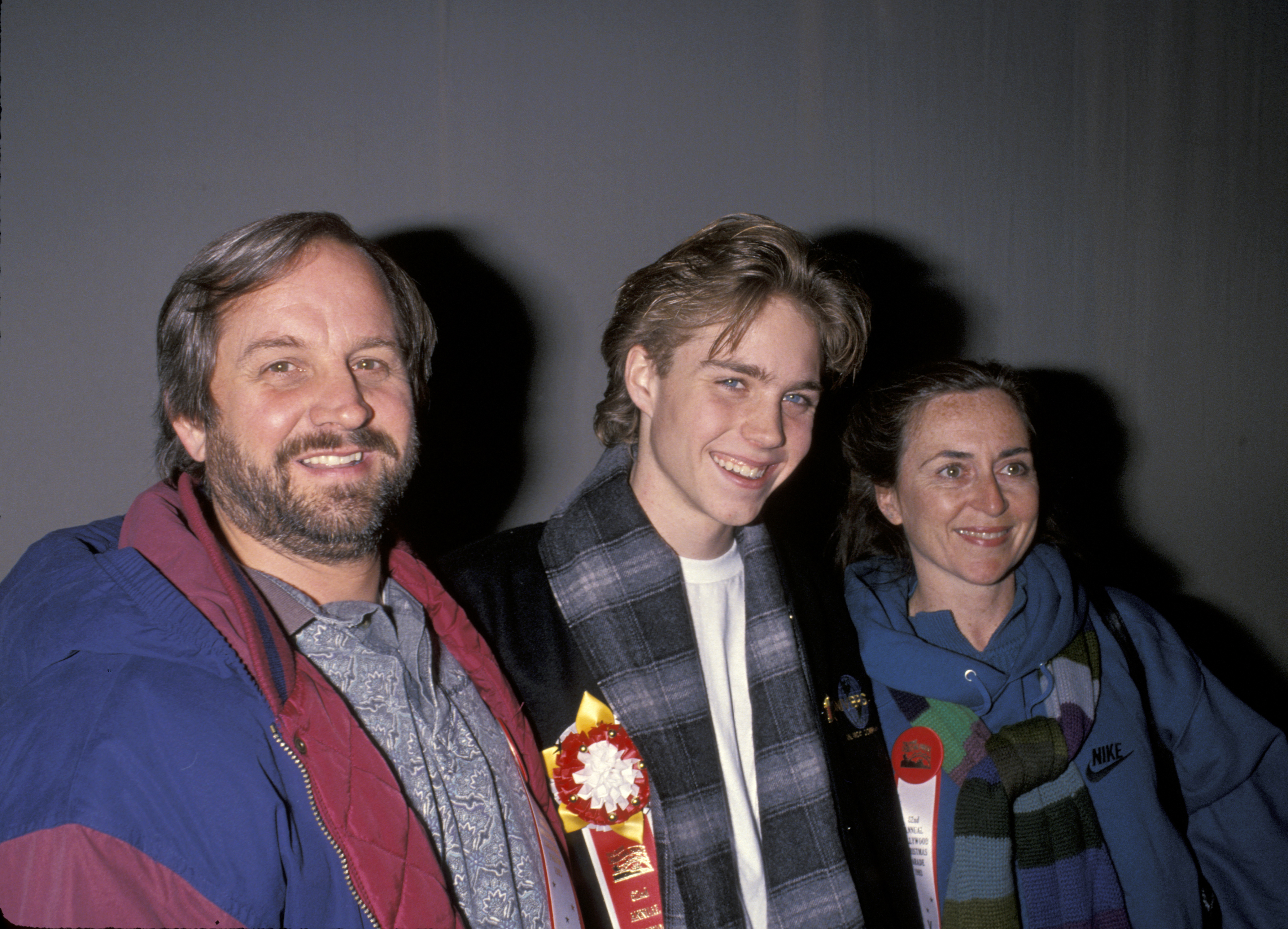 Jonathan Brandis with his parents Greg and Mary Brandis in 1993 | Source: Getty Images