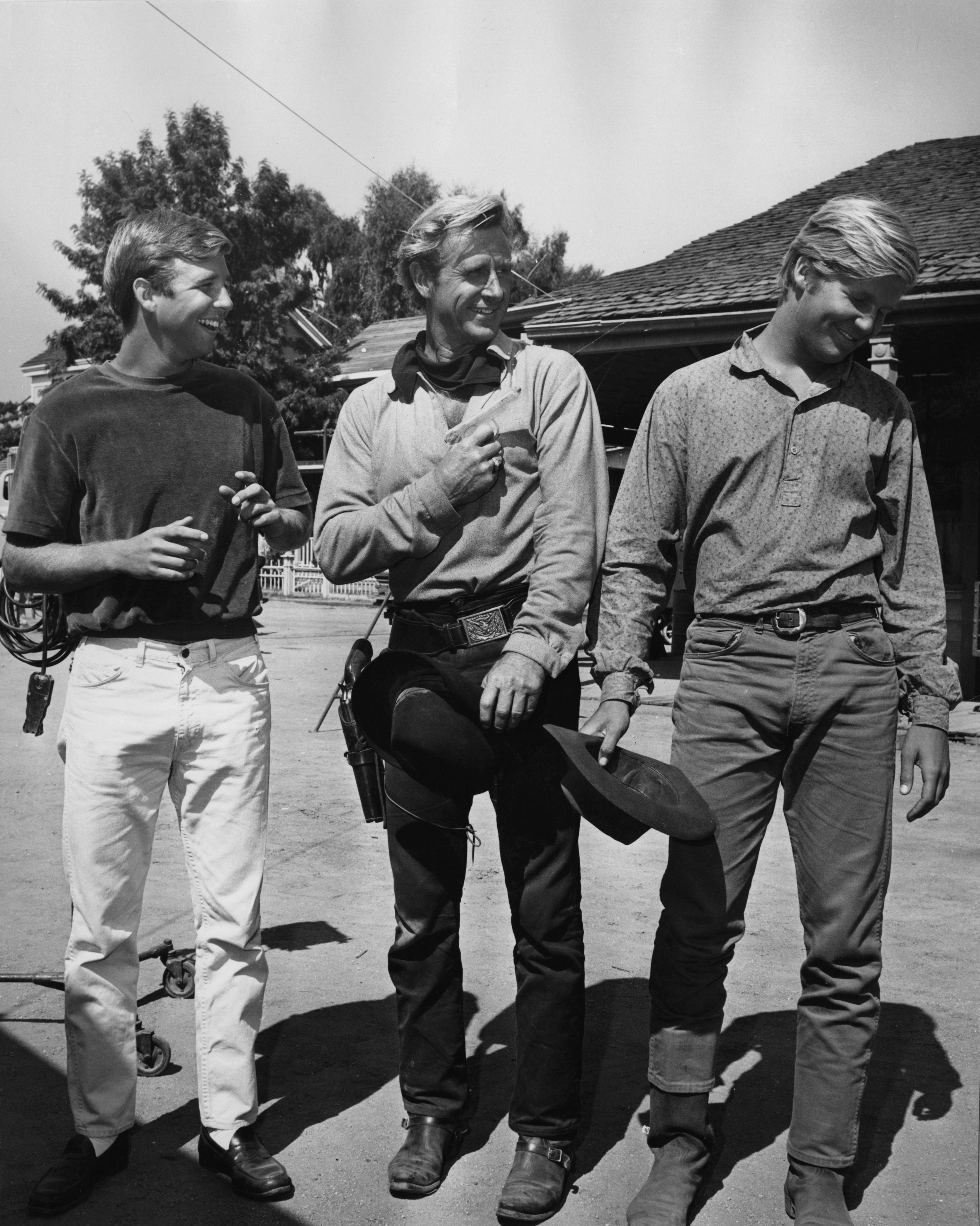 Lloyd Bridges with his sons Beau and Jeff on a western film set in 1975 | Source: Getty Images