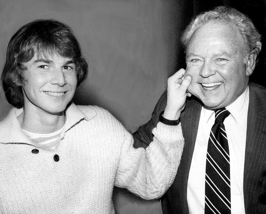 Carroll O'Connor laughs as his son Hugh squeezed his cheek on March 29, 1995 | Photo: Getty Images