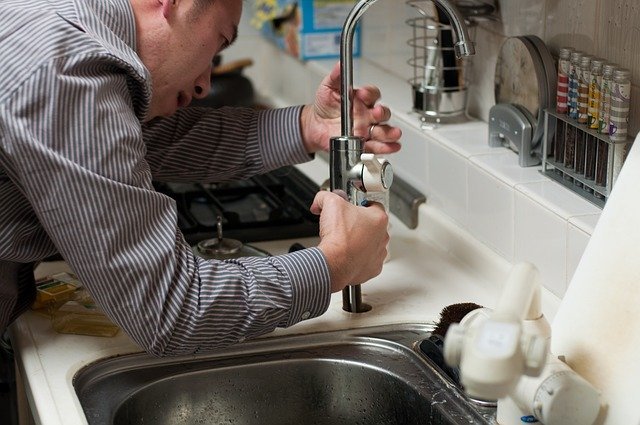 A man at a sink | Photo: Pixabay