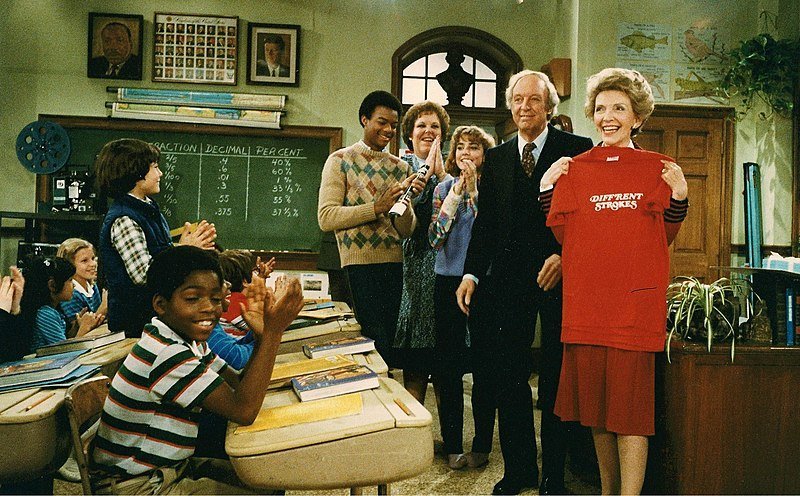 Nancy Reagan on the set of television show "Diff'rent Strokes" with Conrad Bain, Gary Coleman, Todd Bridges, Dana Plato, and Mary Jo Cattlett. | Source: Wikimedia Commons