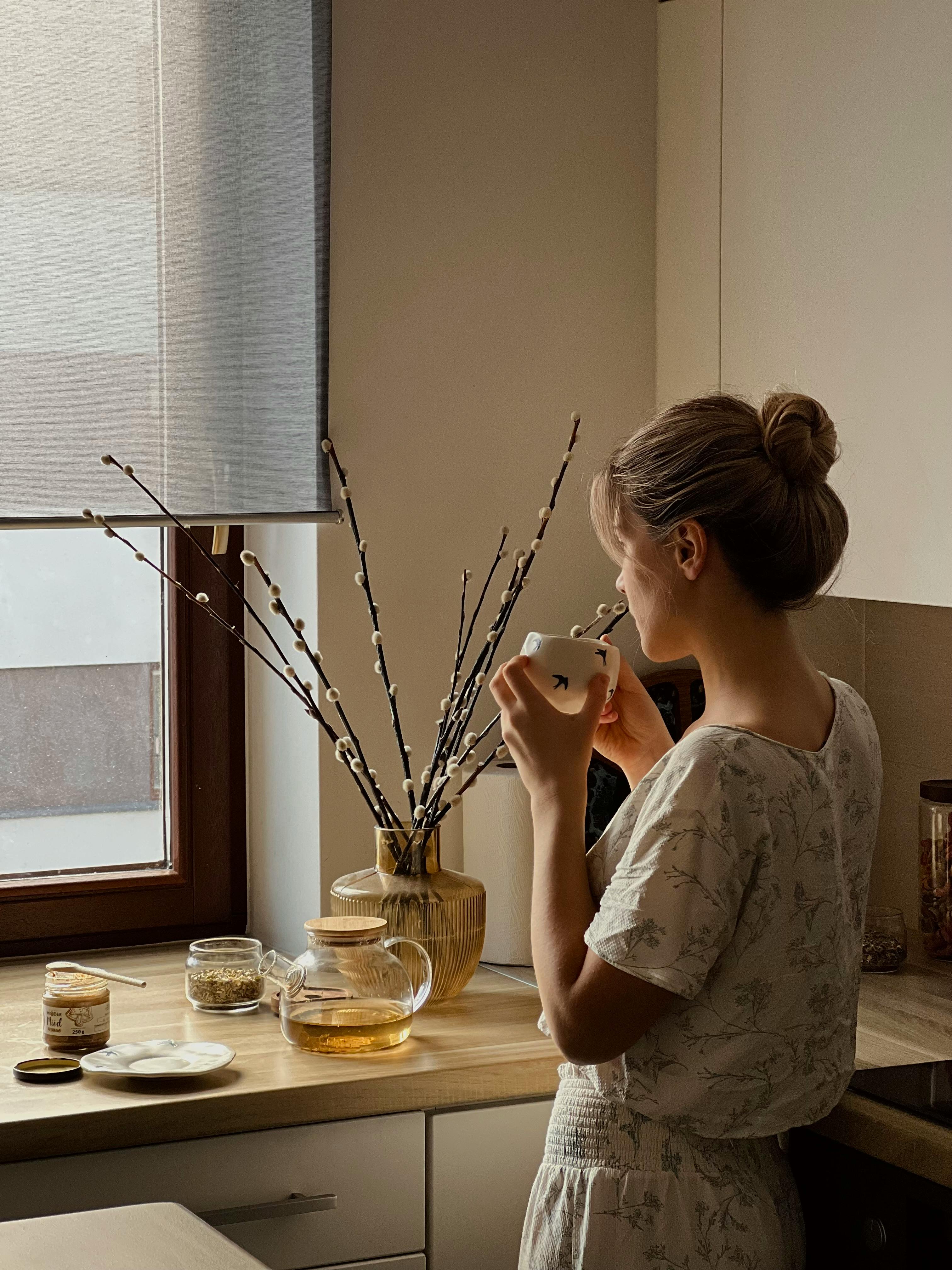 A woman standing in a kitchen | Source: Pexels