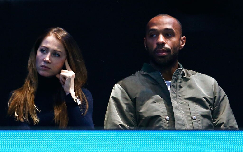 L'ancien footballeur Thierry Henry et sa compagne Andrea Rajacic, le 22 novembre 2015 à Londres, en Angleterre. | Photo : Getty Images L'ancien footballeur Thierry Henry et sa compagne Andrea Rajacic, le 22 novembre 2015 à Londres, en Angleterre. | Photo : Getty Images