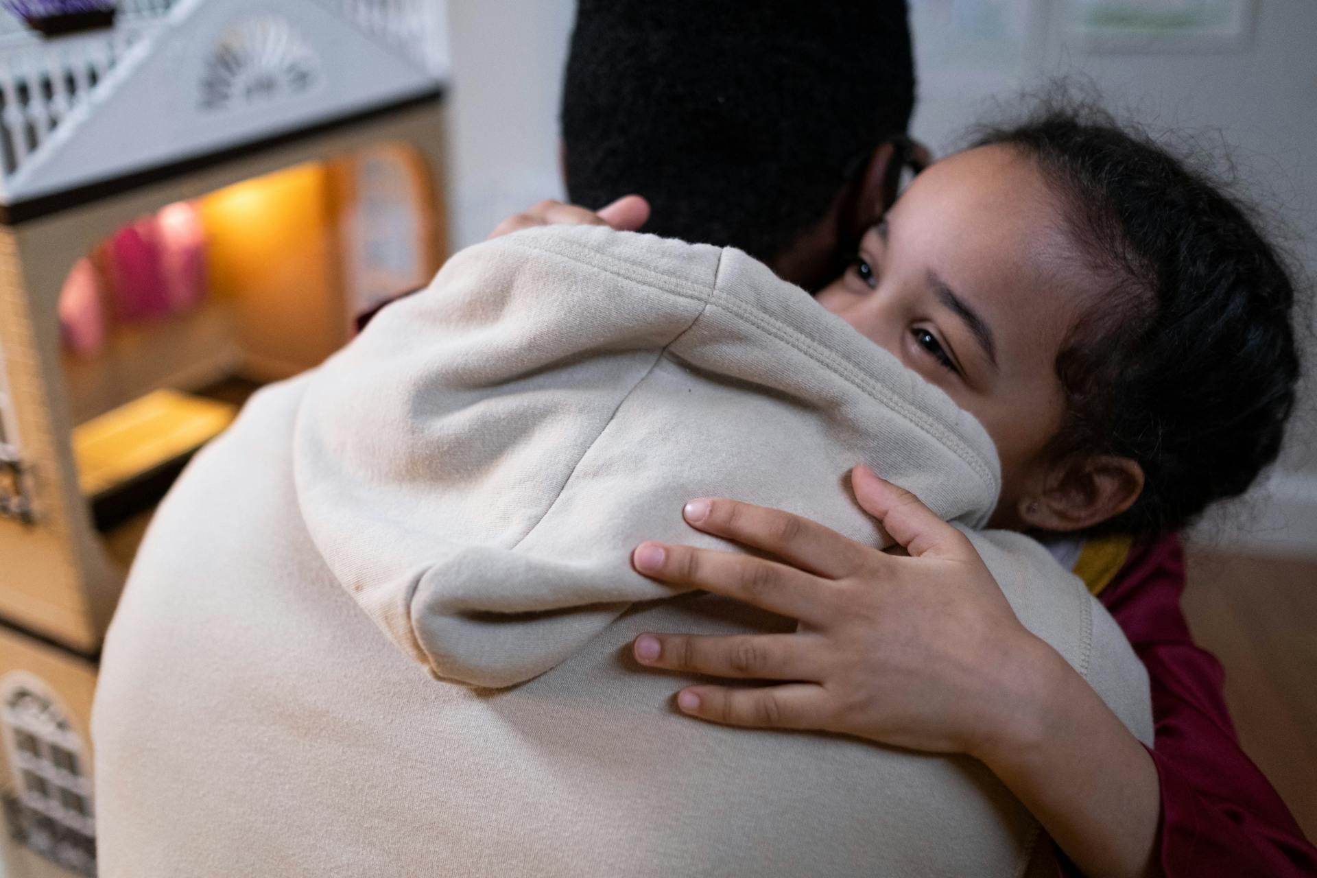 A little girl hugging her father | Source: Pexels