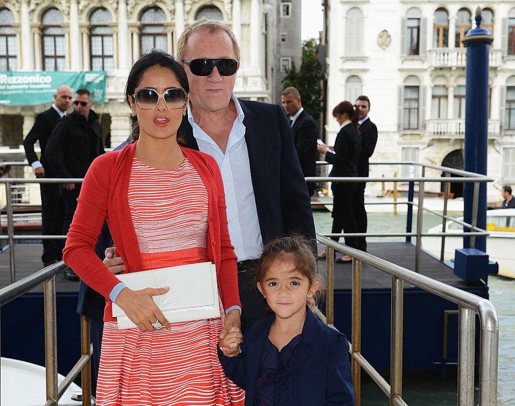 Salma Hayek junti a Francois-Henri Pinault y su hija Valentina Pinault en 2012. | Foto: Getty Images