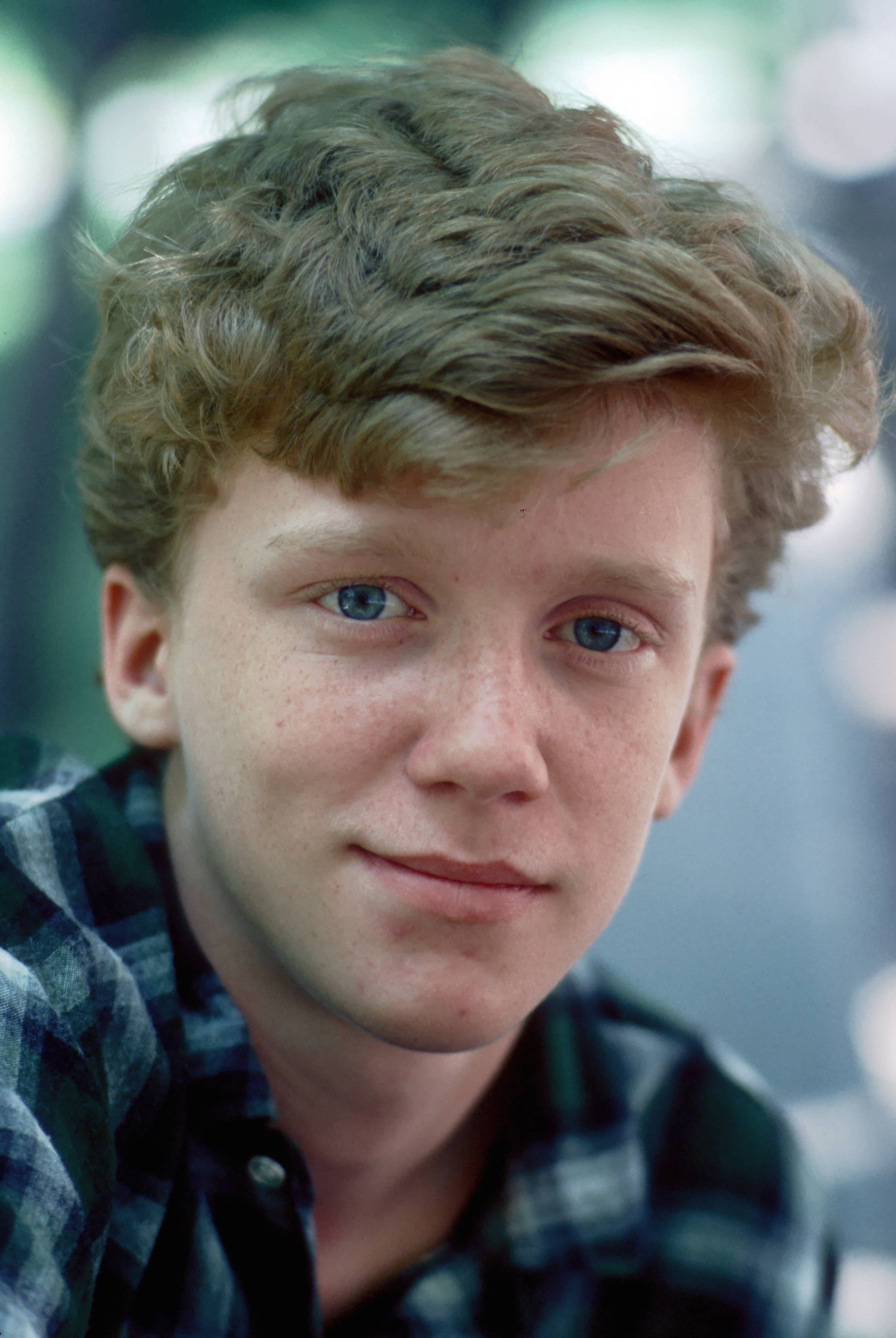 Anthony Michael Hall poses for a portrait session in 1984. | Source: Getty Images