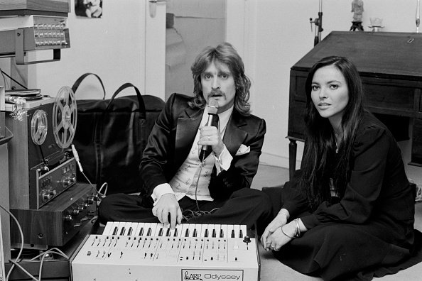 Le chanteur Christophe et sa femme Véronique chez eux à Paris le 11 février 1974, France. | Photo : Getty Images Le chanteur Christophe et sa femme Véronique chez eux à Paris le 11 février 1974, France. | Photo : Getty Images