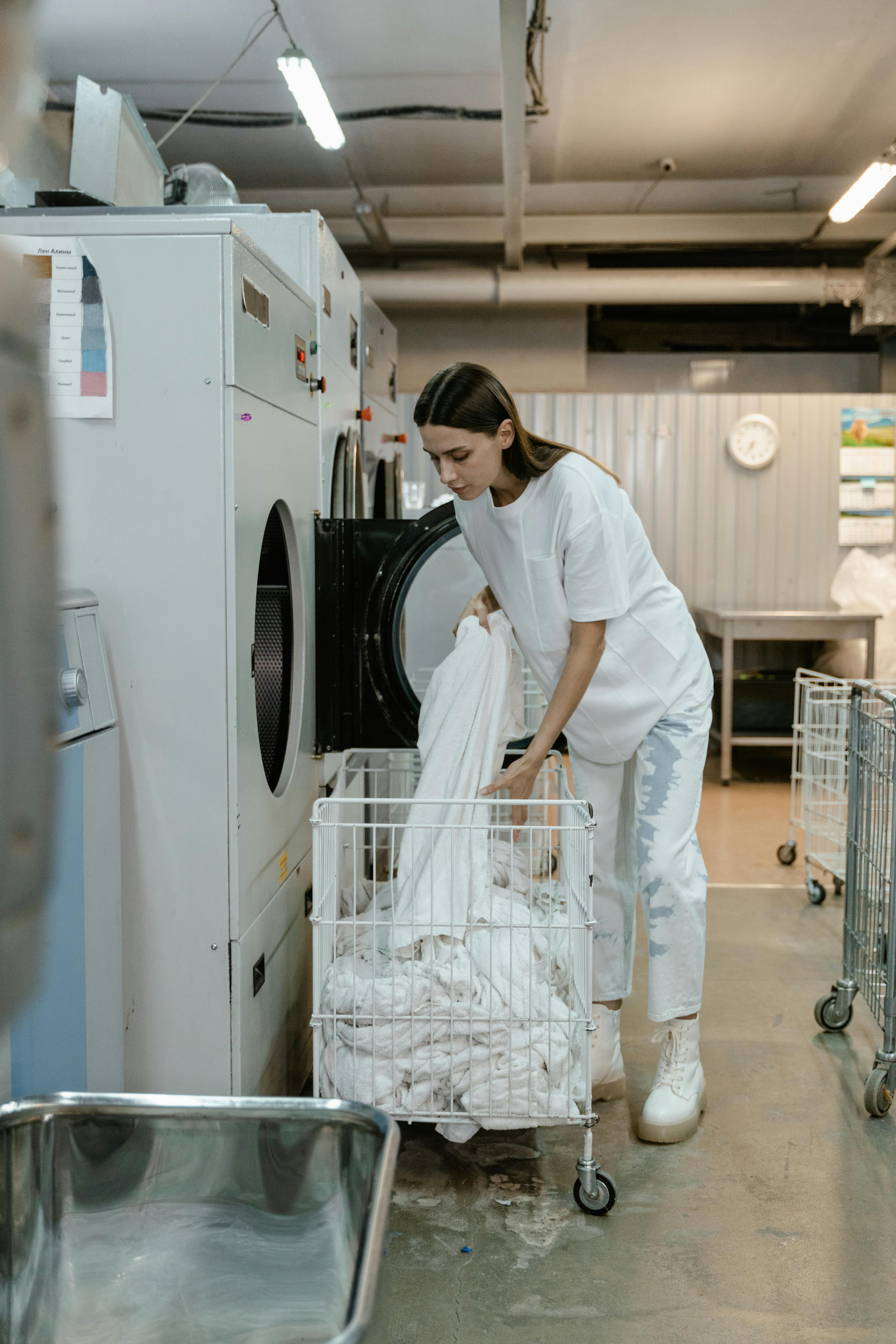 A woman using a self-service laundry | Source: Pexels