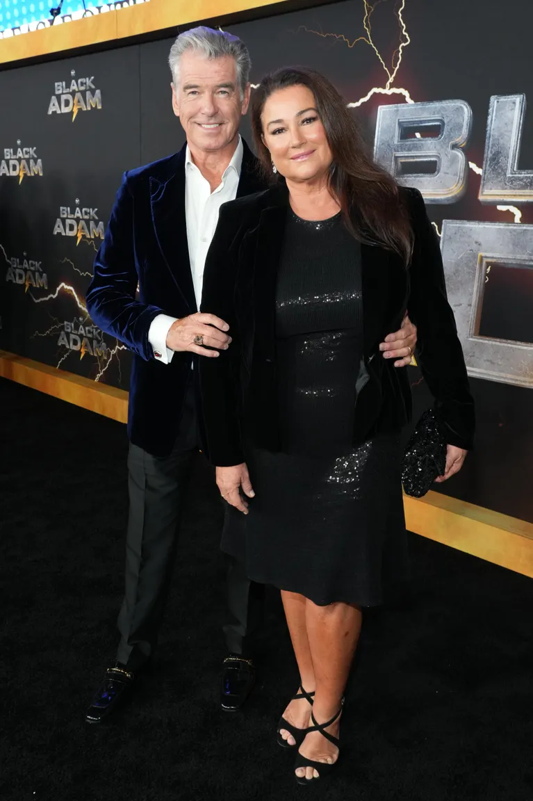 Pierce Brosnan et Keely Shaye Smith, le 12 octobre 2022, à New York. | Source : Getty Images