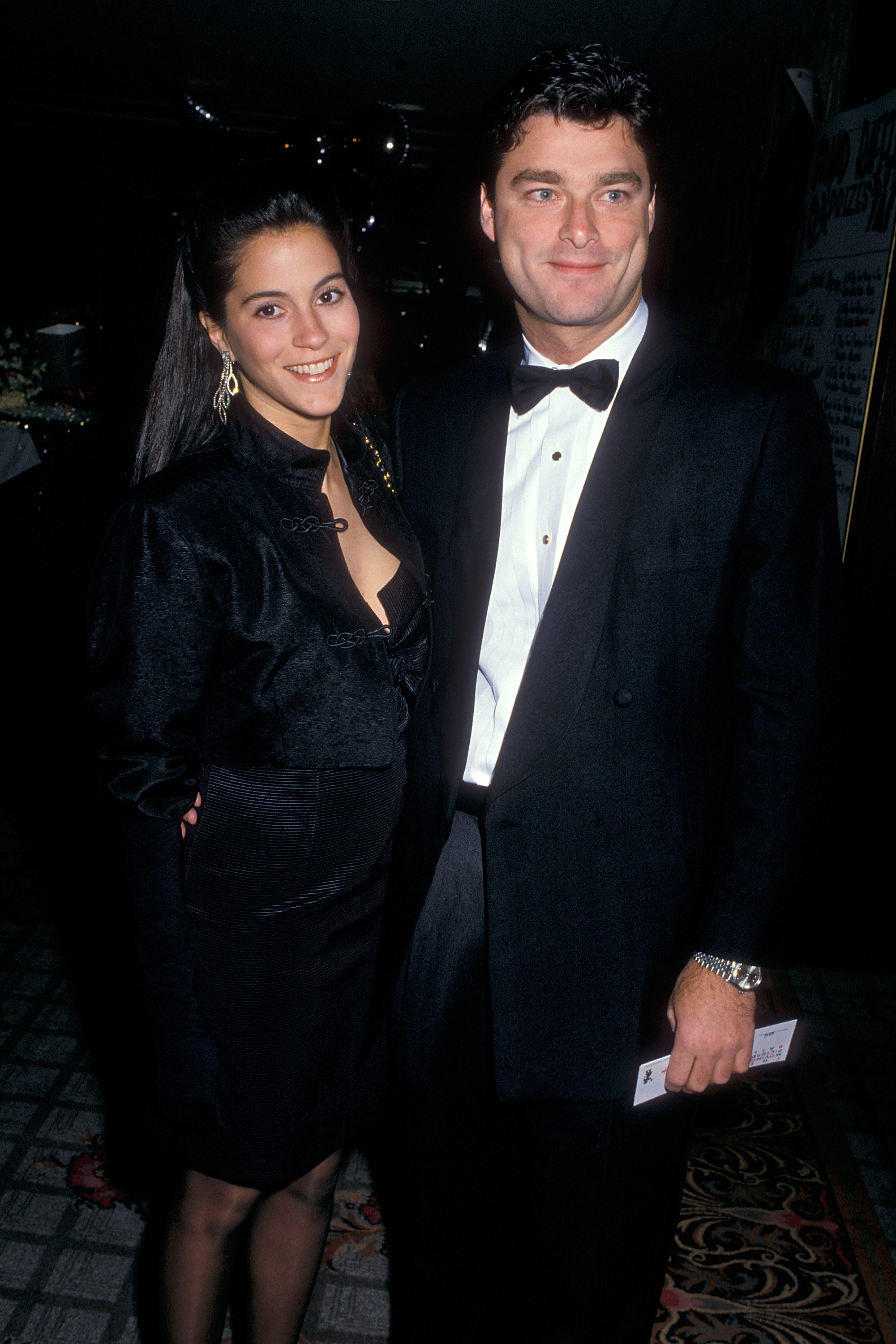At the American Cinematheque Award ceremony, Jami Gertz stunned in an elegant black outfit as she posed alongside Tony Ressler, both exuding classic Hollywood glamour.