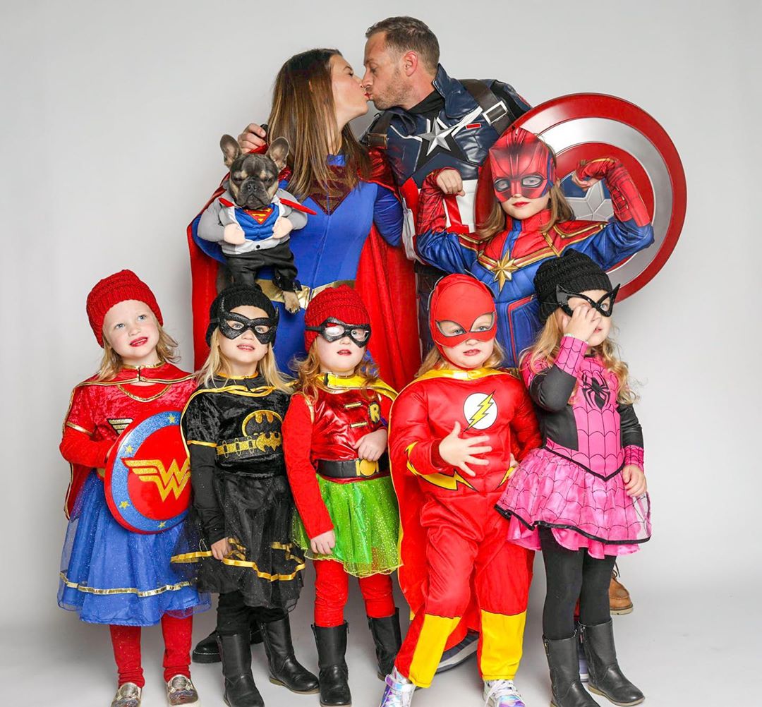 The "OutDaughted" Busby family pictured in superhero costumes. | Photo: Getty Images