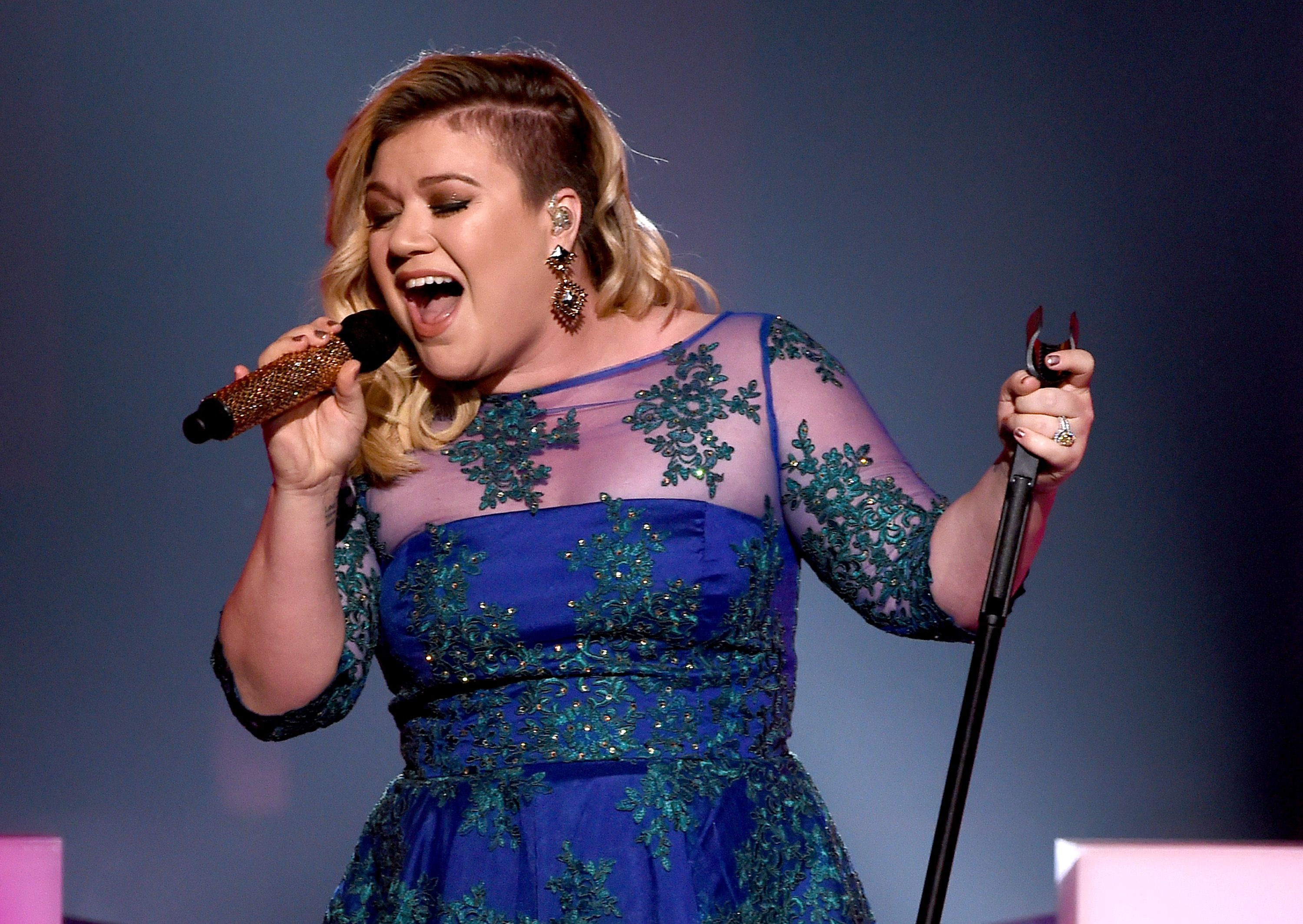 Kelly Clarkson performed 'Heartbeat Song' onstage during the 2015 iHeartRadio Music Awards which broadcasted live on NBC from The Shrine Auditorium on March 29, 2015 in Los Angeles, California. | Photo: Getty Images