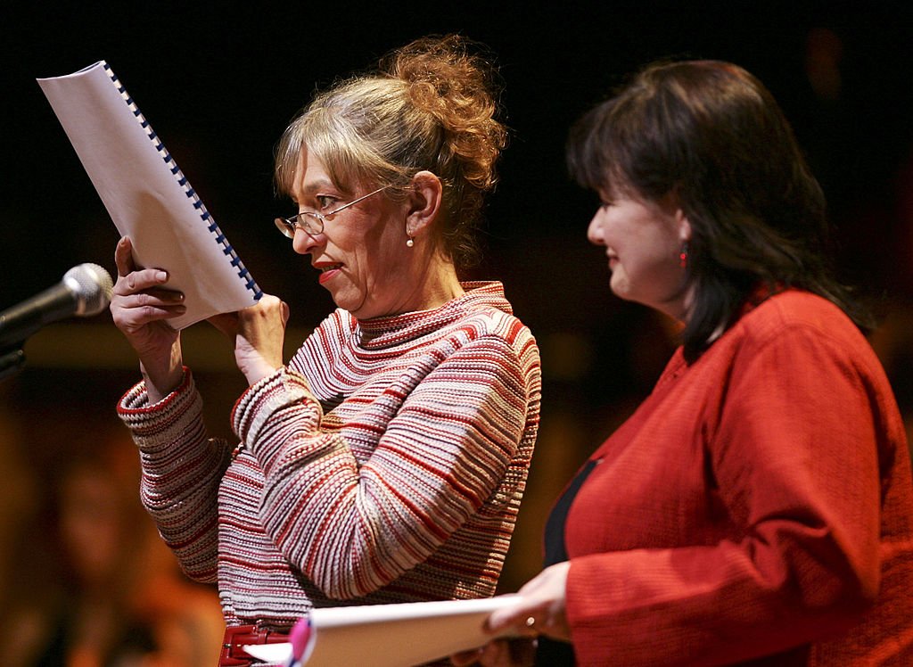 Anémone et Maurane jouant la pièce "Les monologues du vagin" le 19 avril 2005 à Bruxelles. l Source : Getty Images