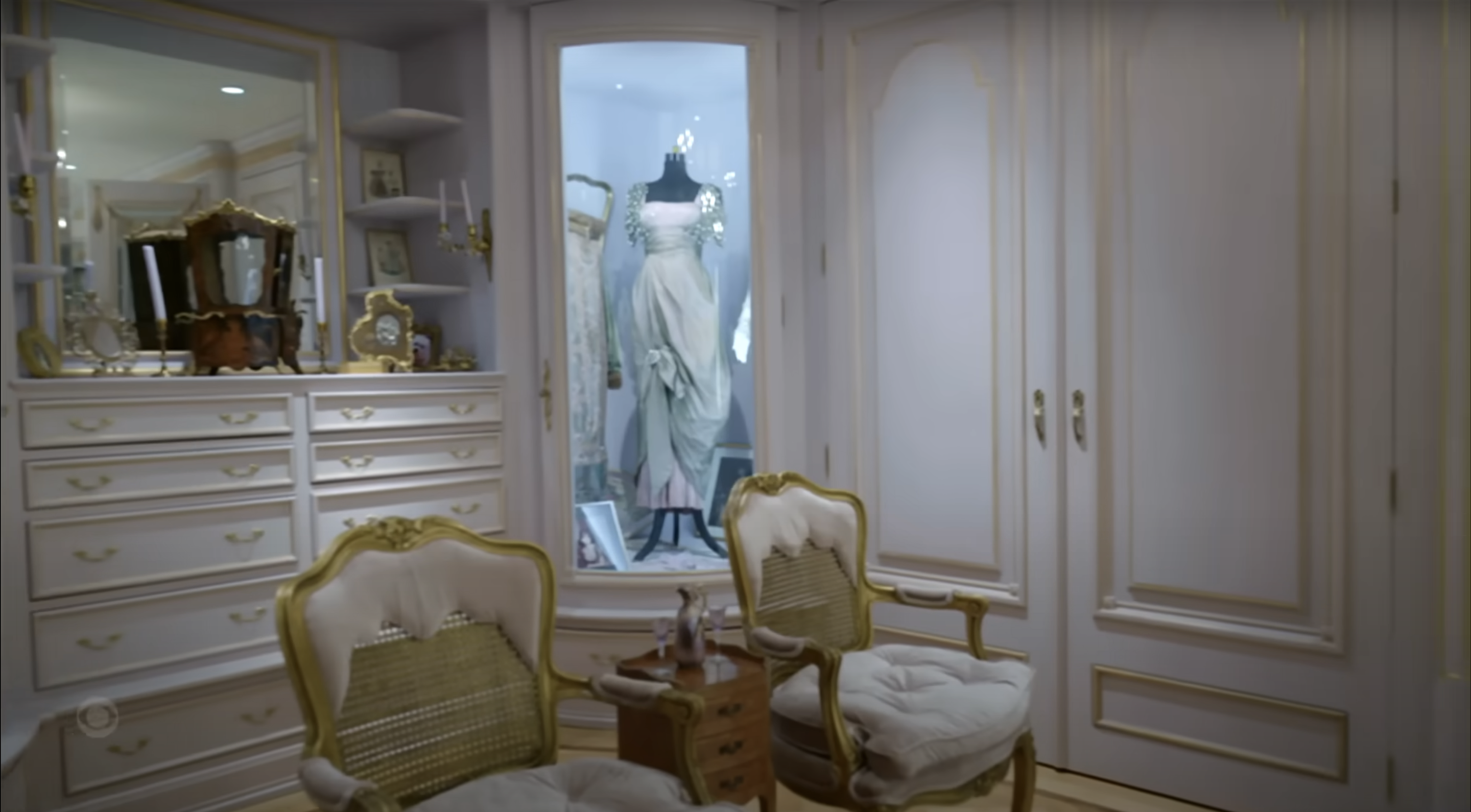 A view inside Barbra Streisands home, posted on November 14, 2023 | Source: YouTube/The Late Show with Stephen Colbert