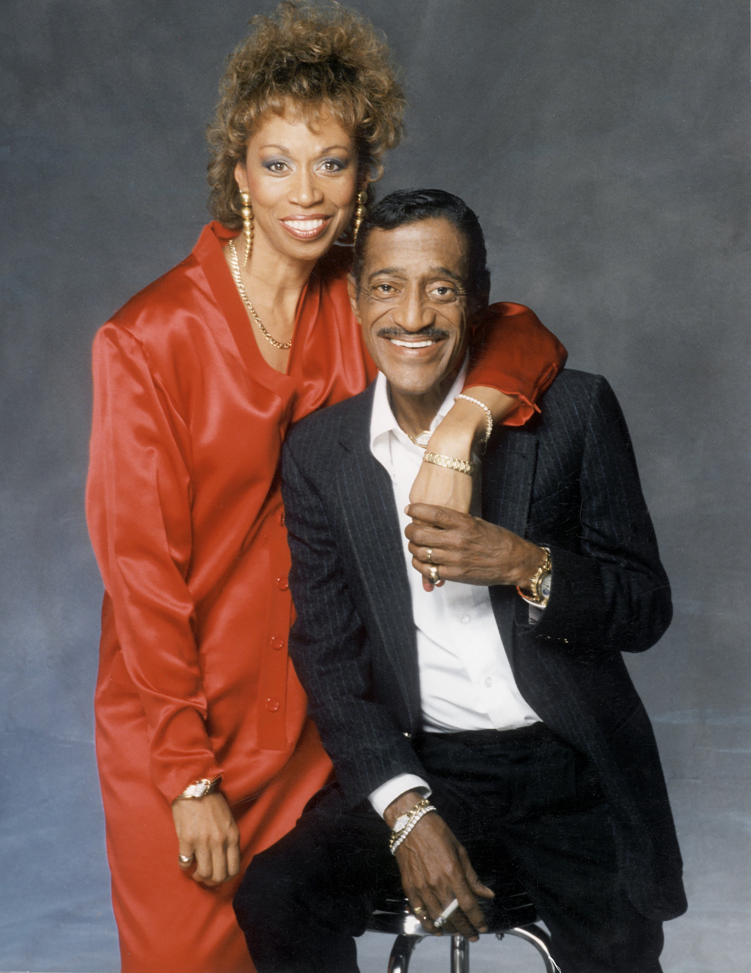 Actor Sammy Davis Jr. and Altovise Davis pose for a portrait in 1988 in Los Angeles, California. | Source: Getty Images 