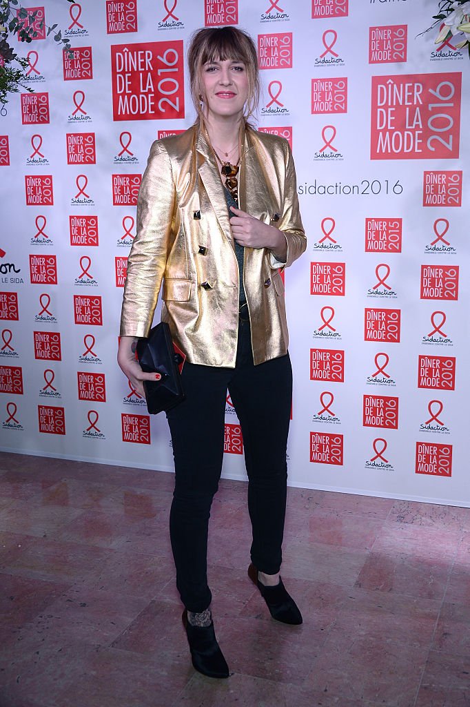 Daphne Burki assiste au dîner de gala Sidaction 2016 dans le cadre de la Fashion Week de Paris le 28 janvier 2016 à Paris, France. | Photo : Getty Images Daphne Burki assiste au dîner de gala Sidaction 2016 dans le cadre de la Fashion Week de Paris le 28 janvier 2016 à Paris, France. | Photo : Getty Images