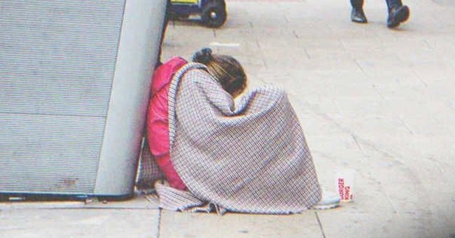 Jane beobachtete, wie Junior auf eine arme obdachlose Frau und ein junges Mädchen neben ihr zuging | Quelle: Shutterstock