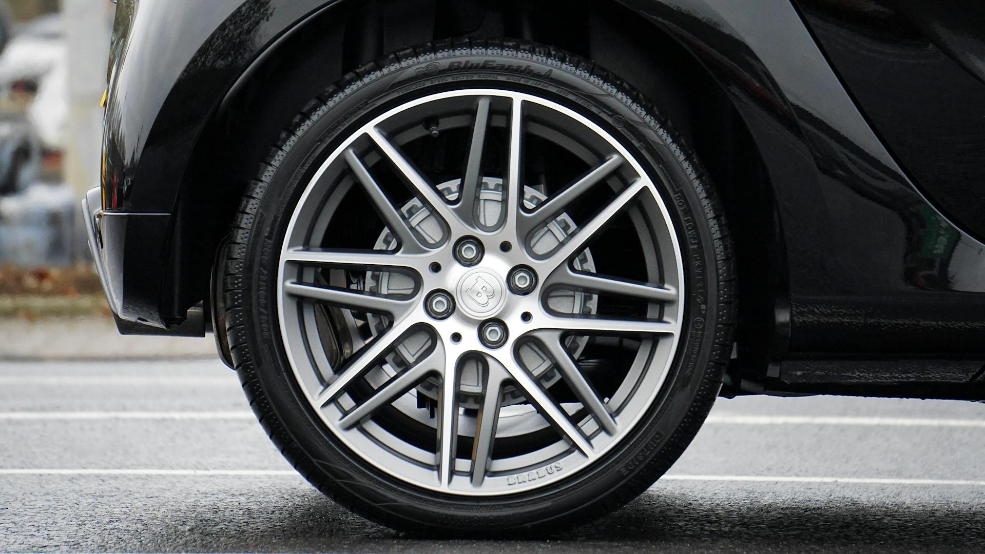 A car tire | Source: Pexels