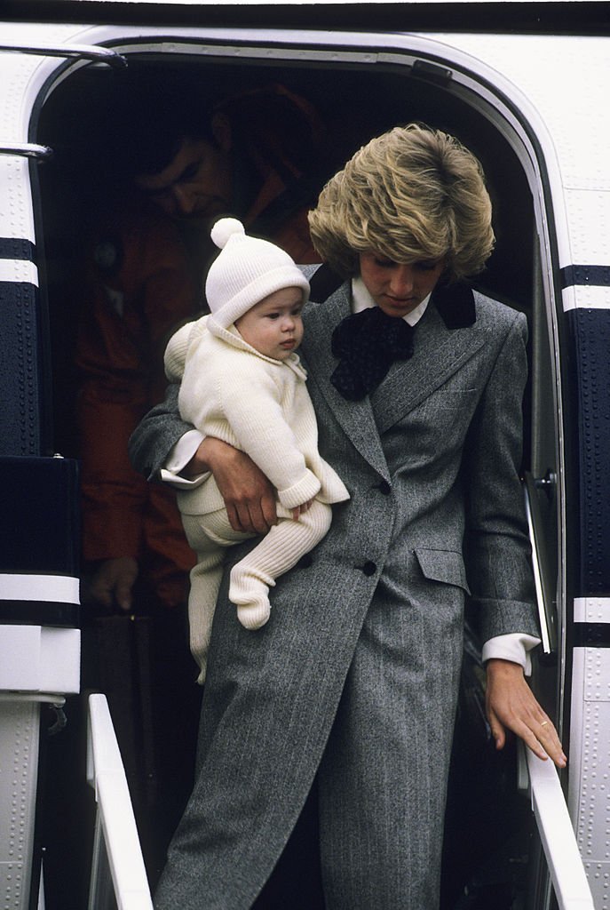 Diana, Princess of Wales carries her son, Prince Harry, off a flight at Aberdeen Airport. | Photo: Getty Images