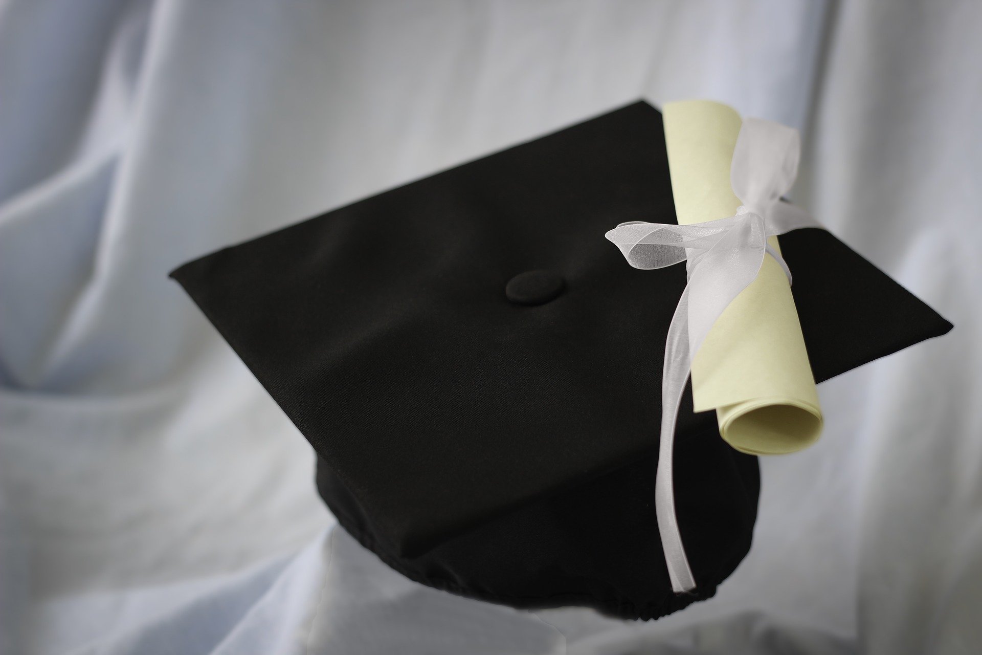 Graduation cap and a scroll. | Source: Pixabay.