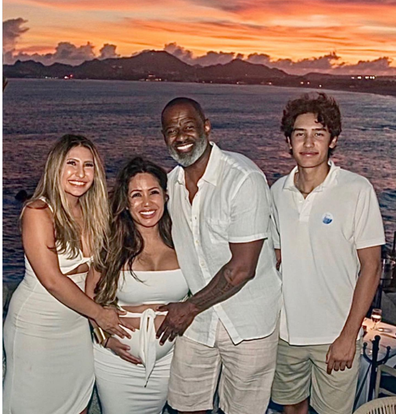 Brian McKnight, Leilani, Julia and Jack McPhee take a baby announcement photo, from a post dated November 10, 2022. | Source: Instagram/leilani_211