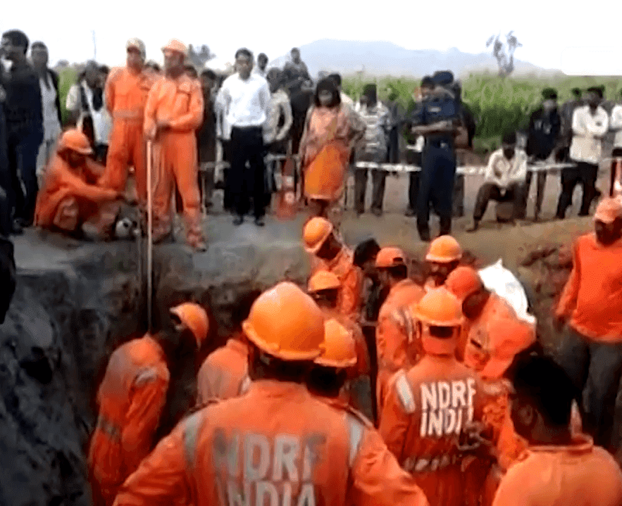 Trabajadores de la Fuerza Nacional de Ayuda para Desastres tratando de rescatar a Ravi Pandit Bhil del pozo. Fuente: Fuente: YouTube / The Quint Trabajadores de la Fuerza Nacional de Ayuda para Desastres tratando de rescatar a Ravi Pandit Bhil del pozo. Fuente: Fuente: YouTube / The Quint