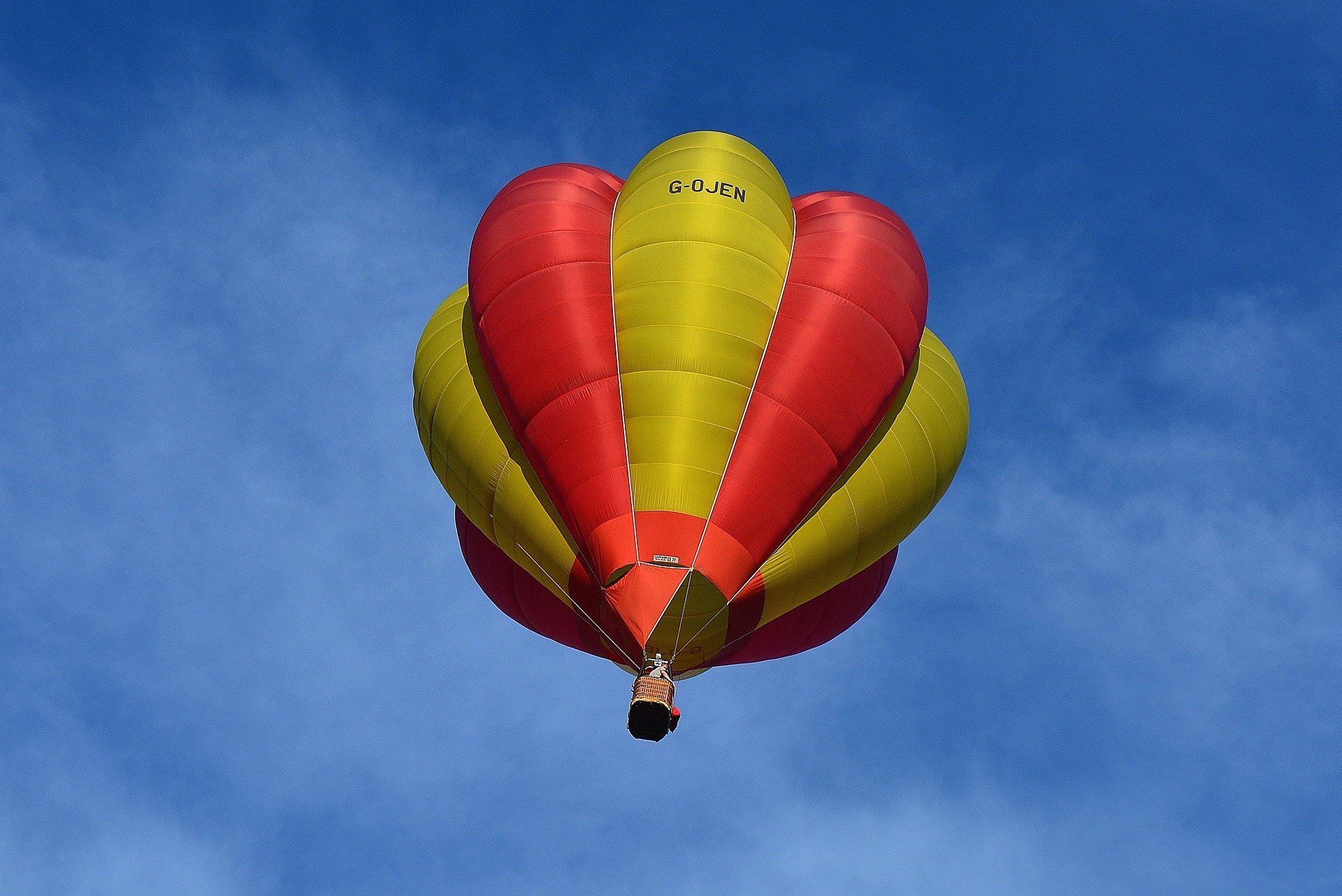 Colorful hot air balloon in the air | Photo: Pixabay