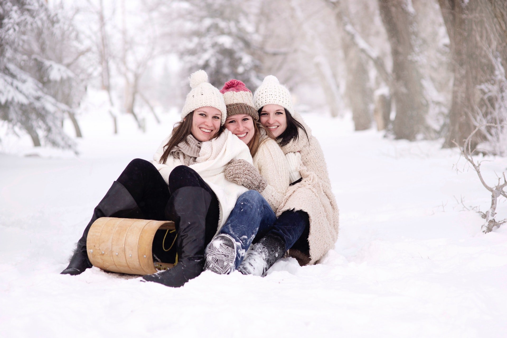 Photo of group of women tobogganing | Photo: Pexels