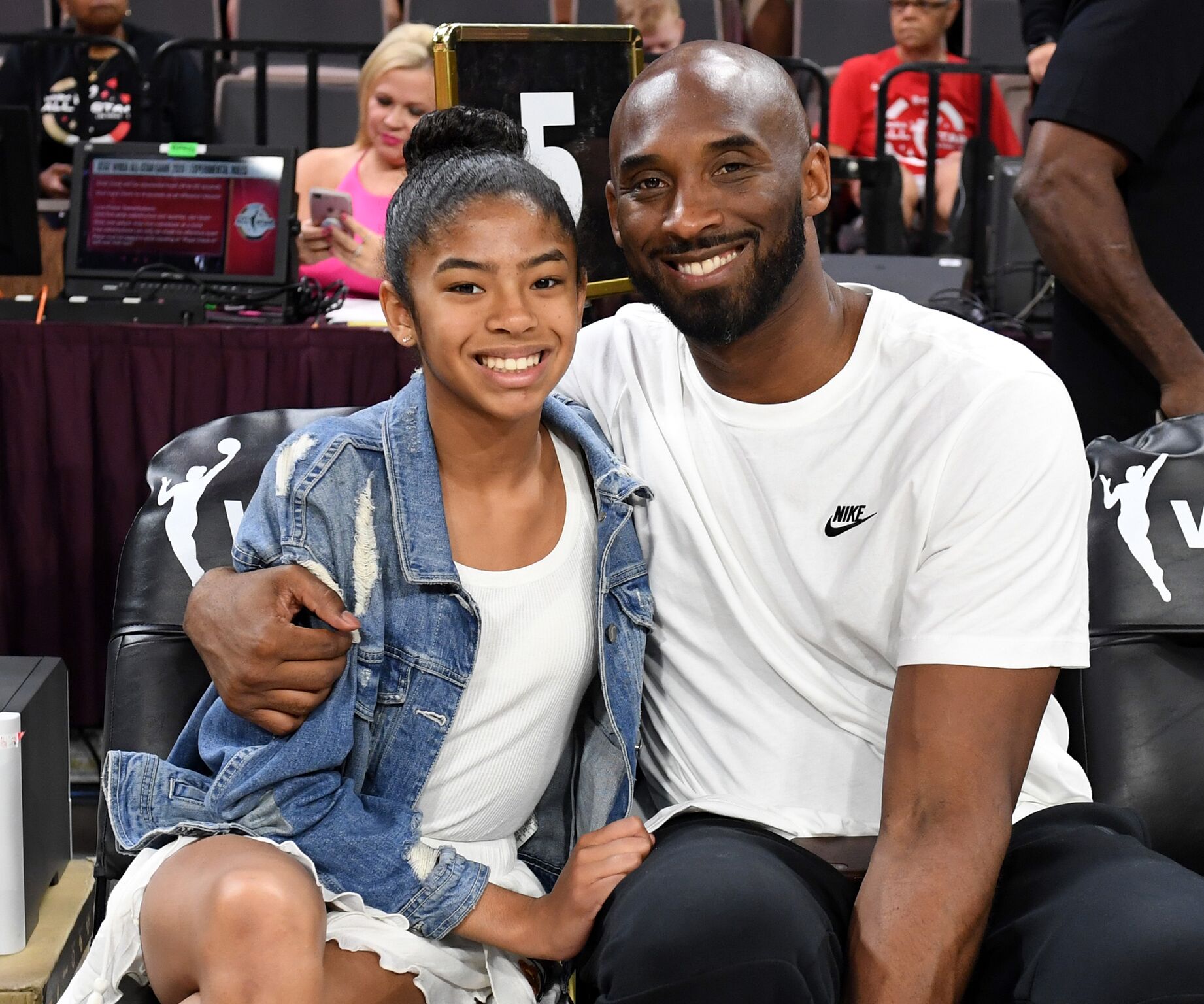 Kobe Bryant and his daughter Gianna Bryant attend a basketball game between the Los Angeles Lakers and the Atlanta Hawks at Staples Center on November 17, 2019 | Photo: Getty Images