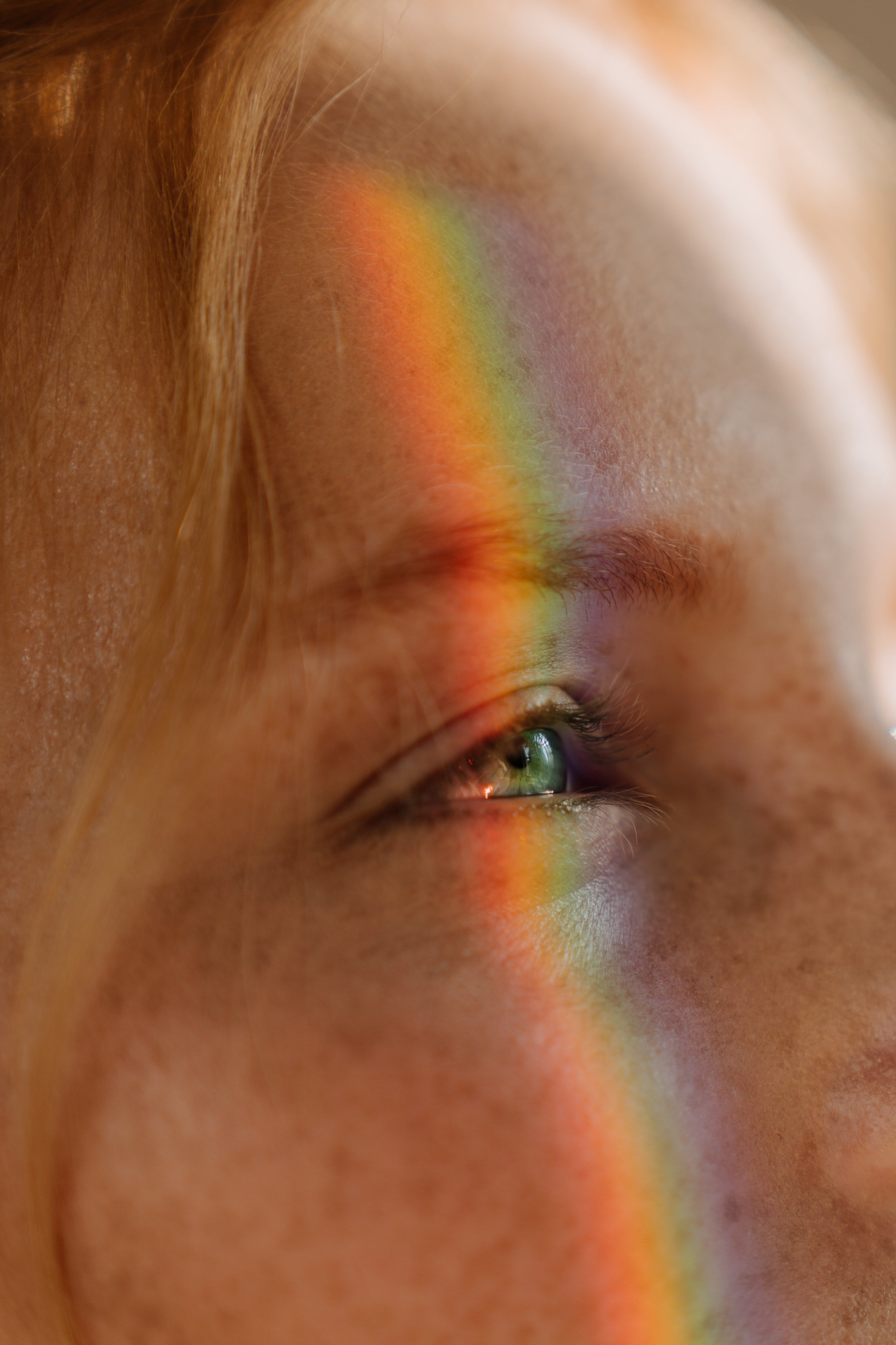 Arcoíris en el rostro. | Foto: Pexels