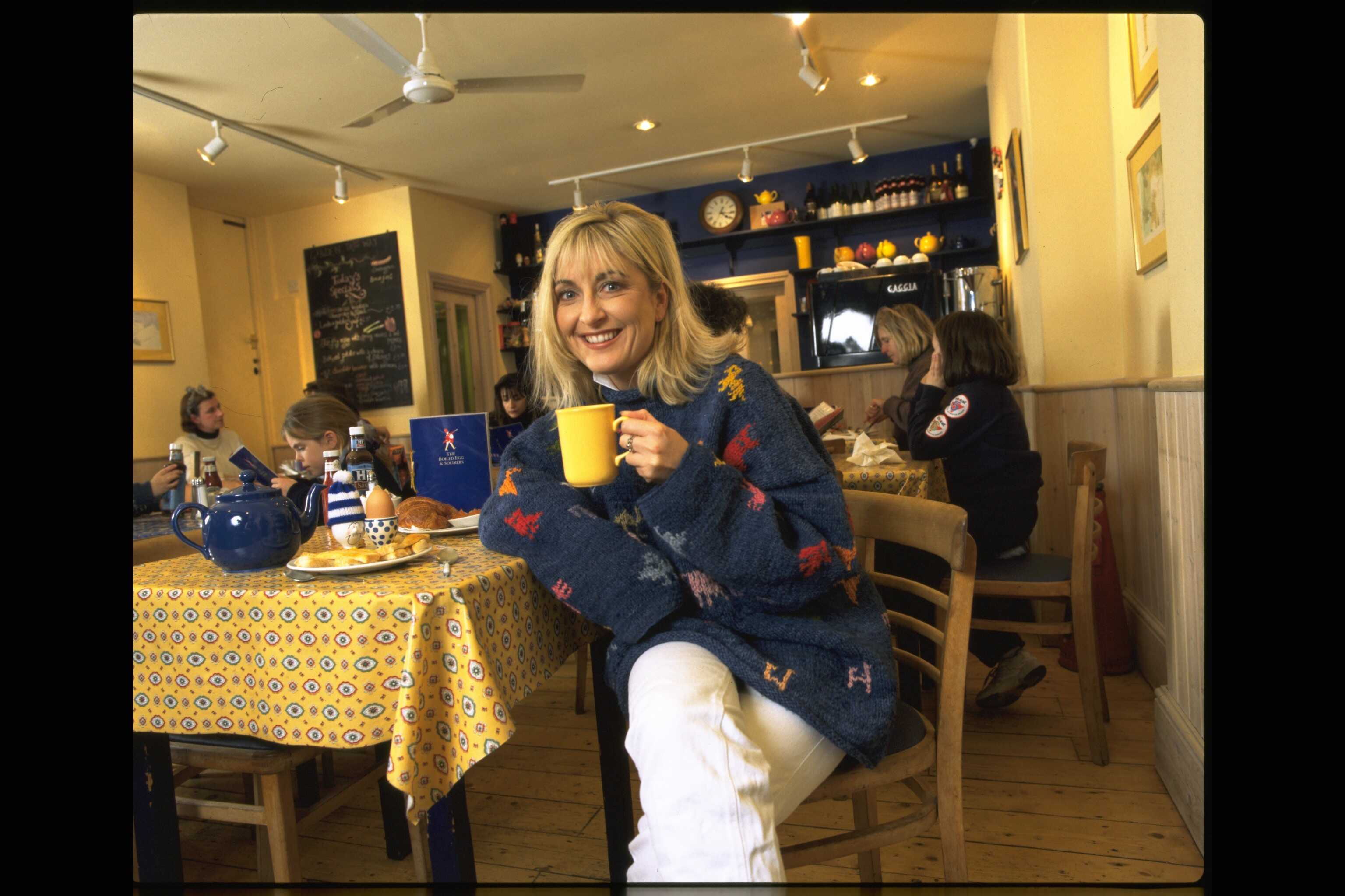 Fiona Phillips is seen having breakfast in a cafe, circa 1997 | Source: Getty images