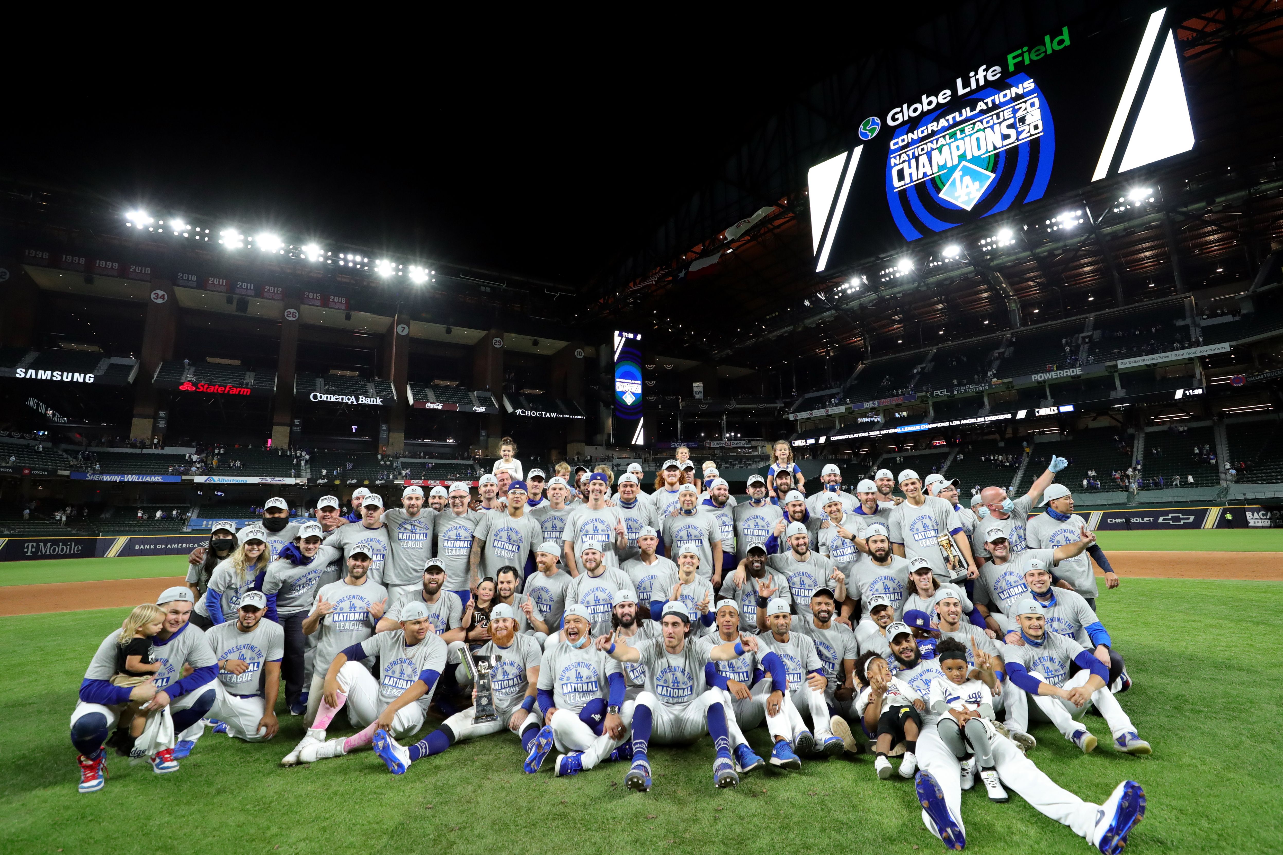 Members of the Los Angeles Dodgers pose for a team photo on the mound after defeating the Atlanta Brave in Game 7 of the NLCS at Globe Life Field on Sunday, October 18, 2020 | Photo: Getty Images