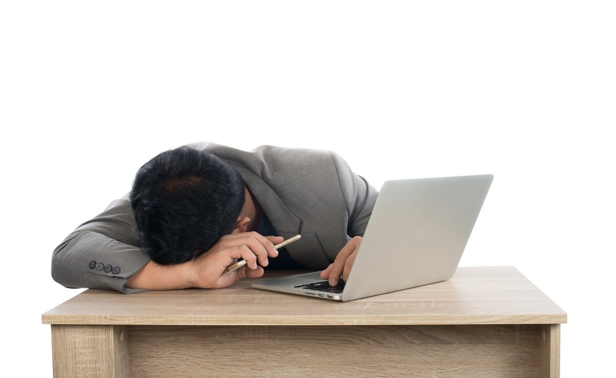 Hombre durmiendo sobre su laptop. | Foto: Pixabay