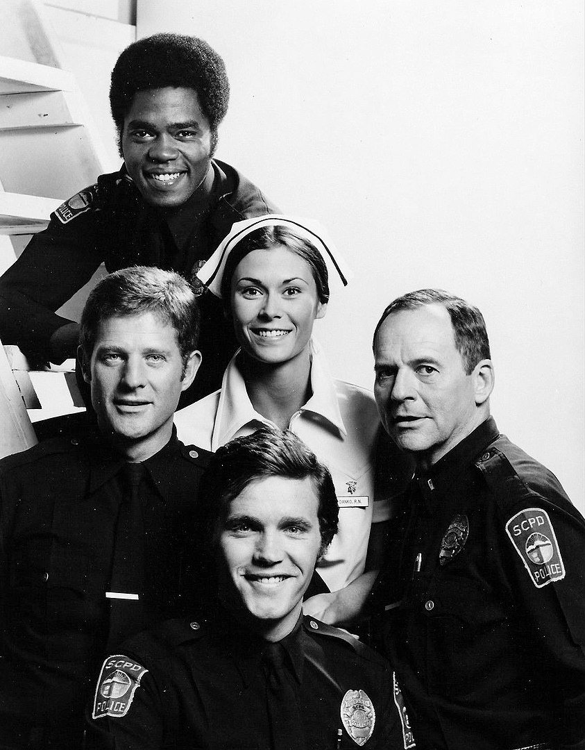 Cast photo of The Rookies from 1975. Clockwise from top-Georg Stanford Brown, Kate Jackson, Gerald S. O'Laughlin, Bruce Franklin, and Sam Melville | Photo: Wikimedia Commons Images