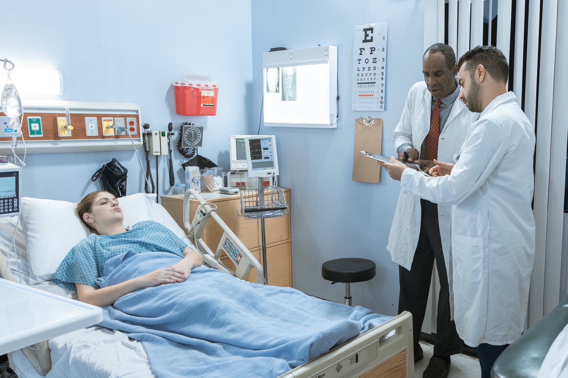 Mujer y médicos en habitación de hospital. | Foto: Pexels