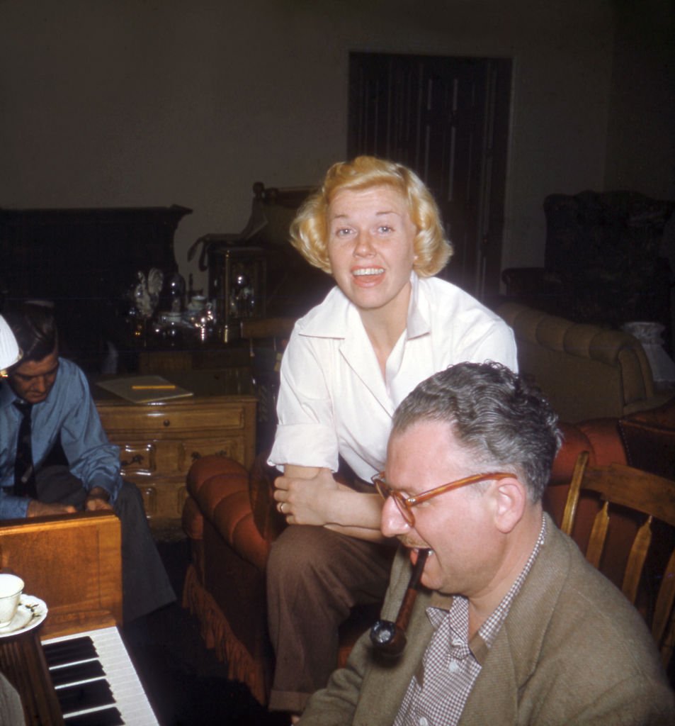 Doris Day rehearses with her husband George Weidler smoking a pipe on the piano in 1952. | Photo: Getty Images