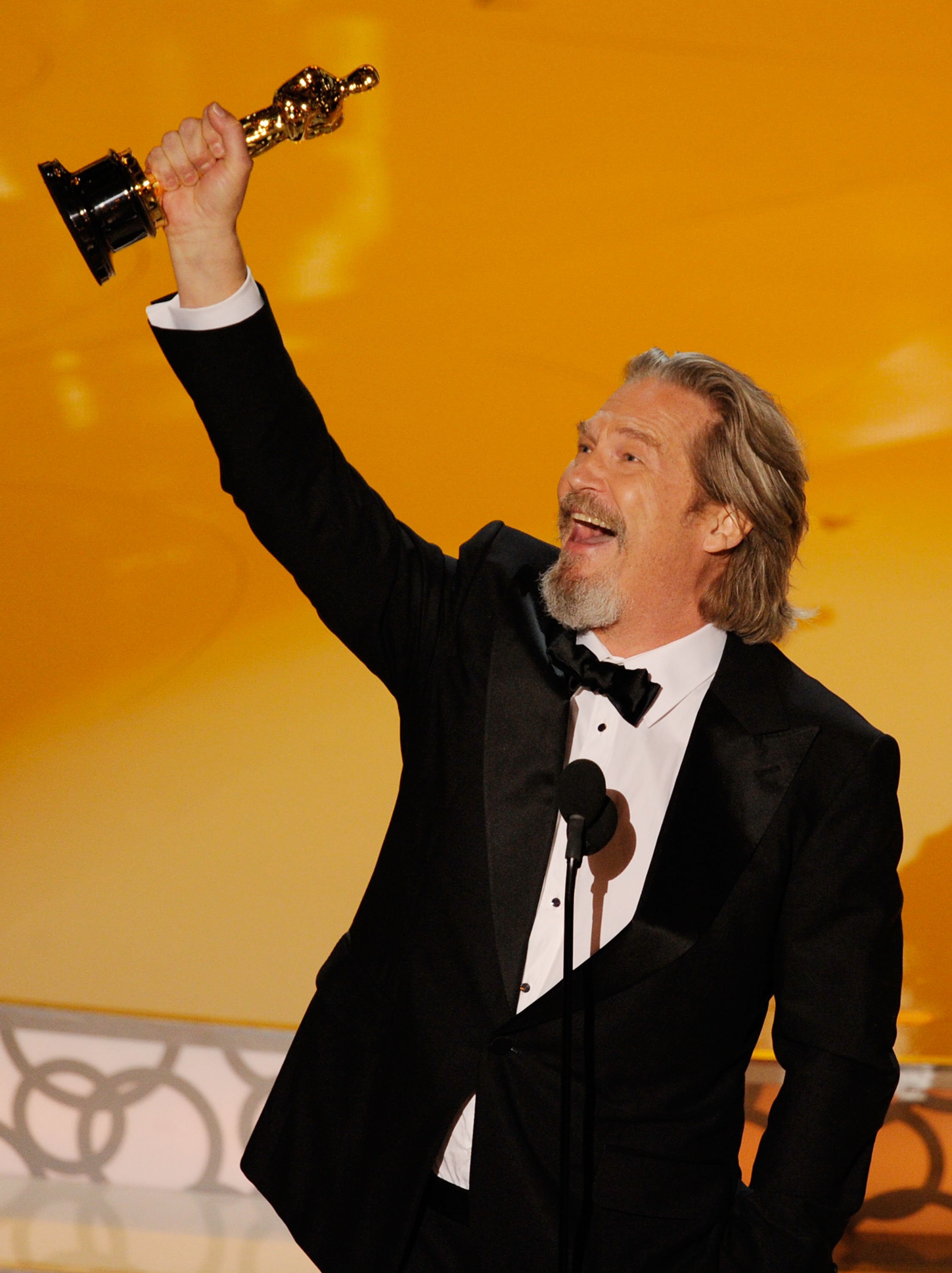  Jeff Bridges accepts Best Actor award for "Crazy Heart" during the 82nd Annual Academy Awards on March 7, 2010 | Photo: GettyImages