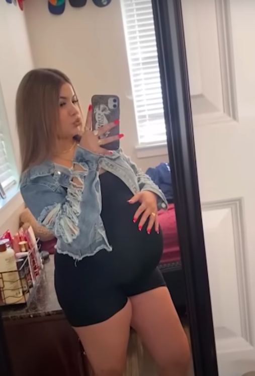 Savannah Soto posing for a mirror selfie posted on December 27, 2023 | Source: YouTube/KENS 5: Your San Antonio News Source